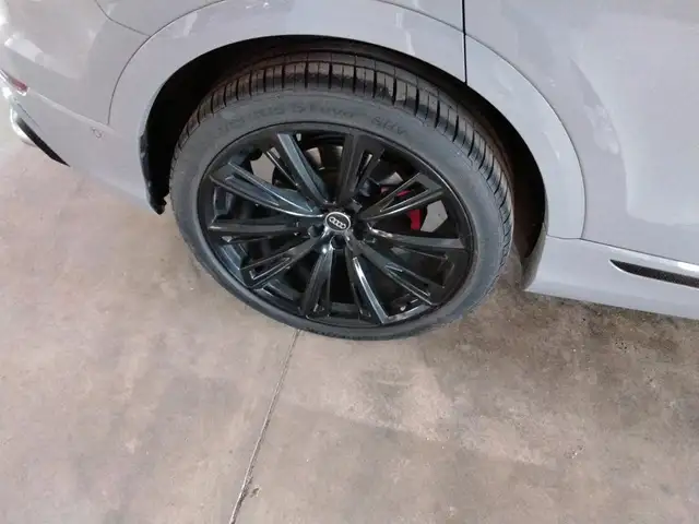 Audi SQ8 view 11