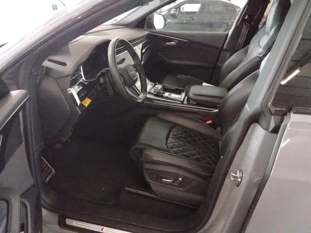 Audi SQ8 view 6