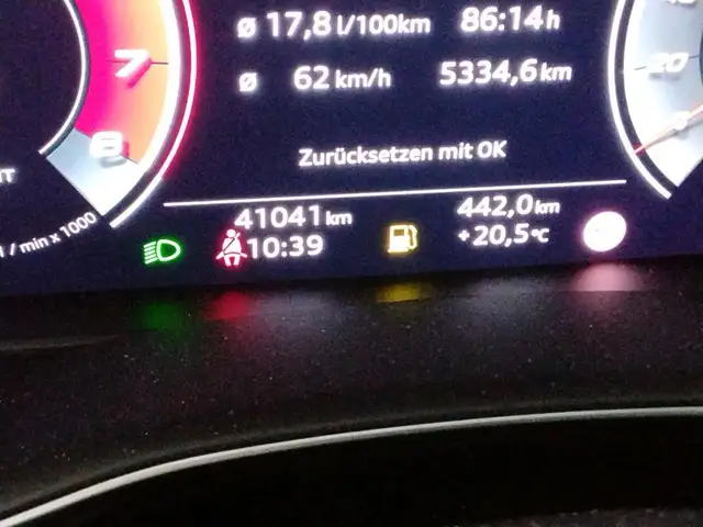 Audi SQ8 view 9