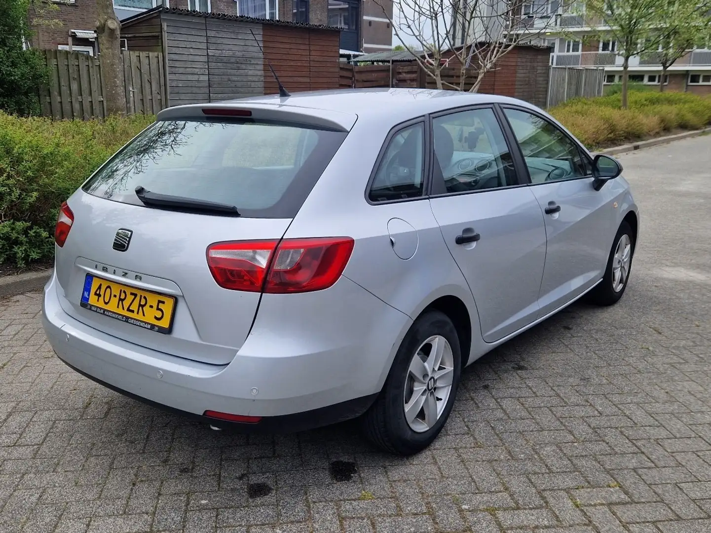 SEAT Ibiza 1.2 Club station met vernieuwde motor! Grijs - 2