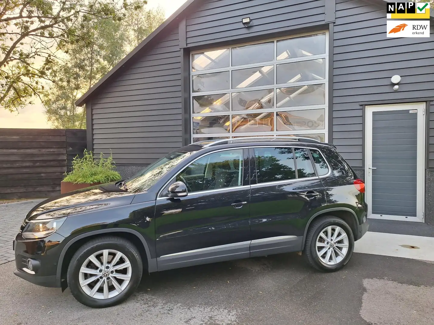 Volkswagen Tiguan 1.4 TSI Sport&Style Full-Map Navi. Climate-Control Zwart - 1