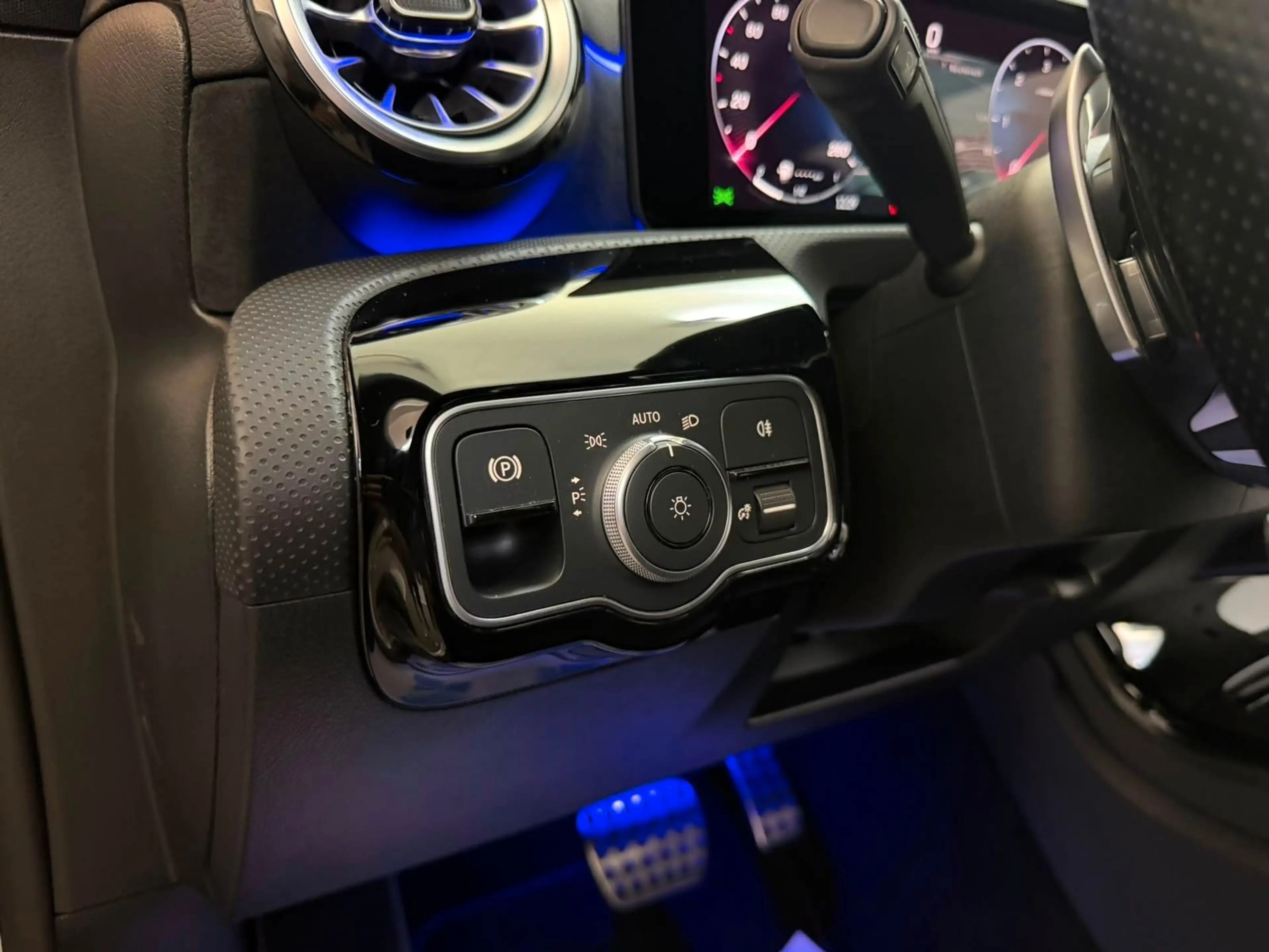 Mercedes-Benz A 200 d Limo AMG Line WIDE*LED*KAM*AHK*NIGHT*KEYL — photo 10