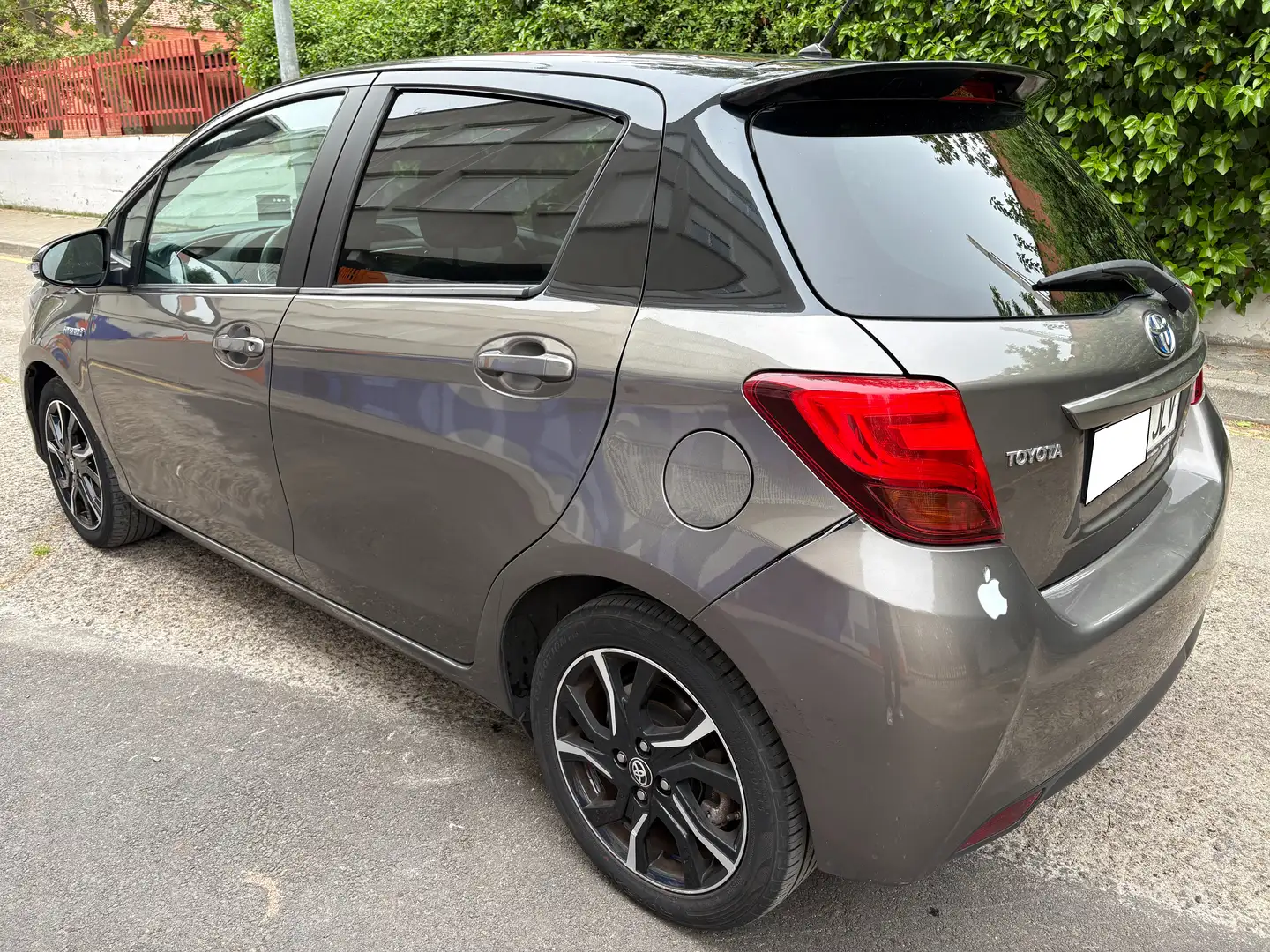 Toyota Yaris Yaris Hybrid 1.5 Feel Gris - 2