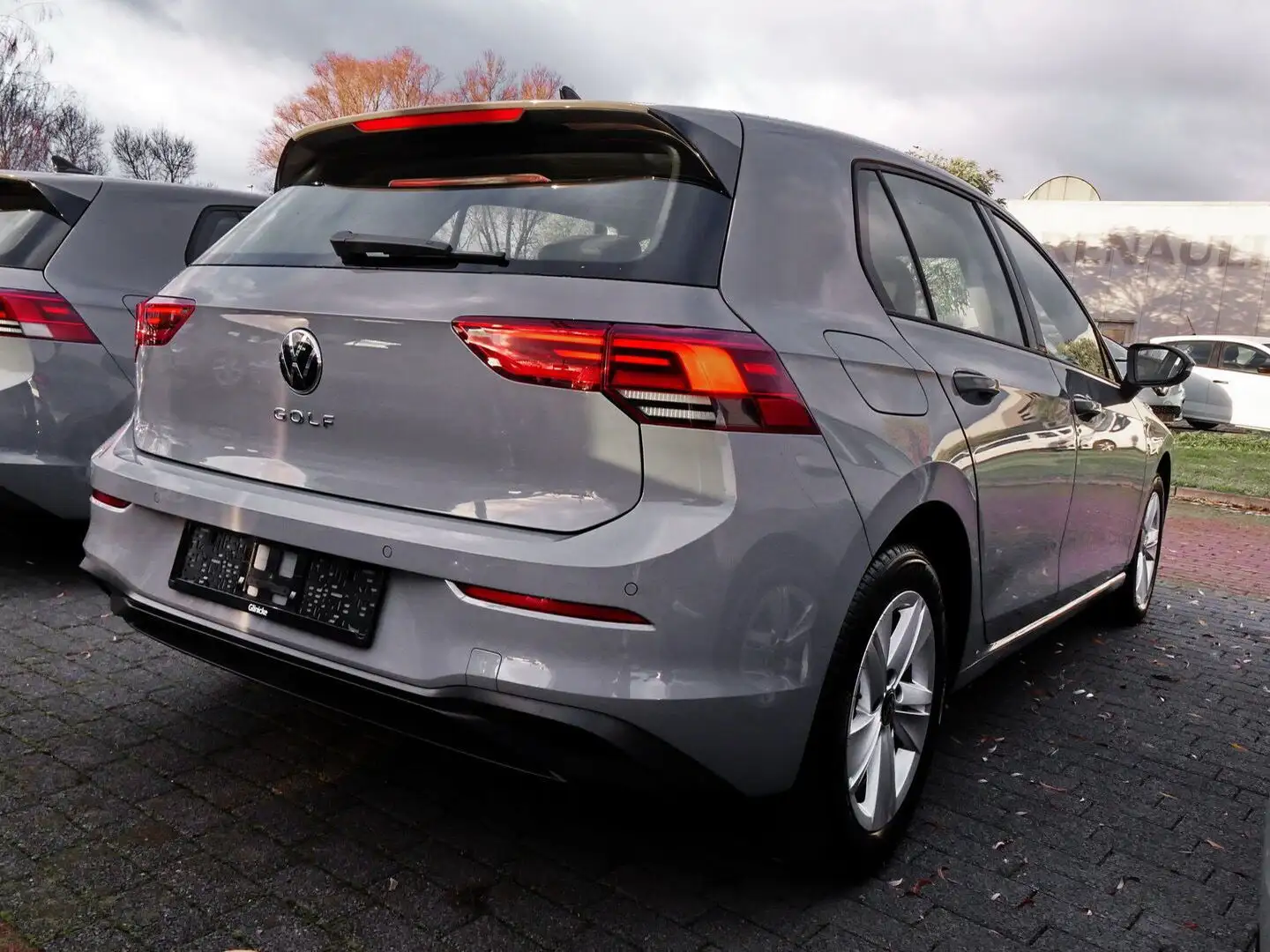 Volkswagen Golf VIII 1.5 TSI Life SiHz Klima Navi PDC LED D Grau - 2