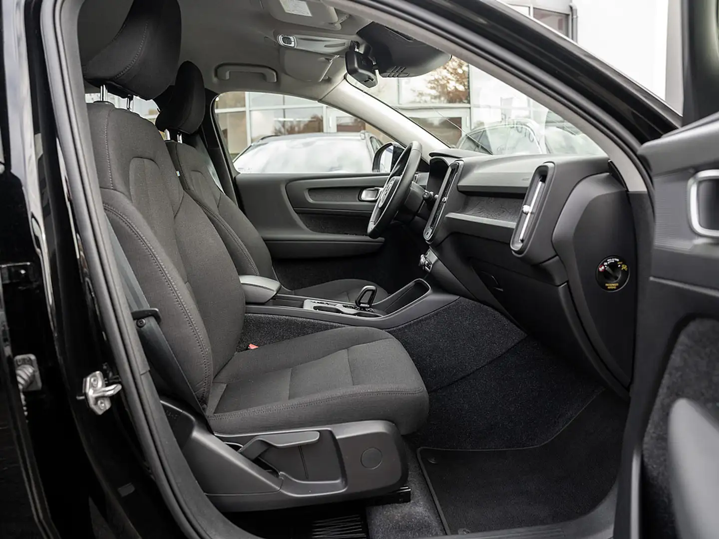 Volvo XC40 T3 Momentum Core Schwarz - 2