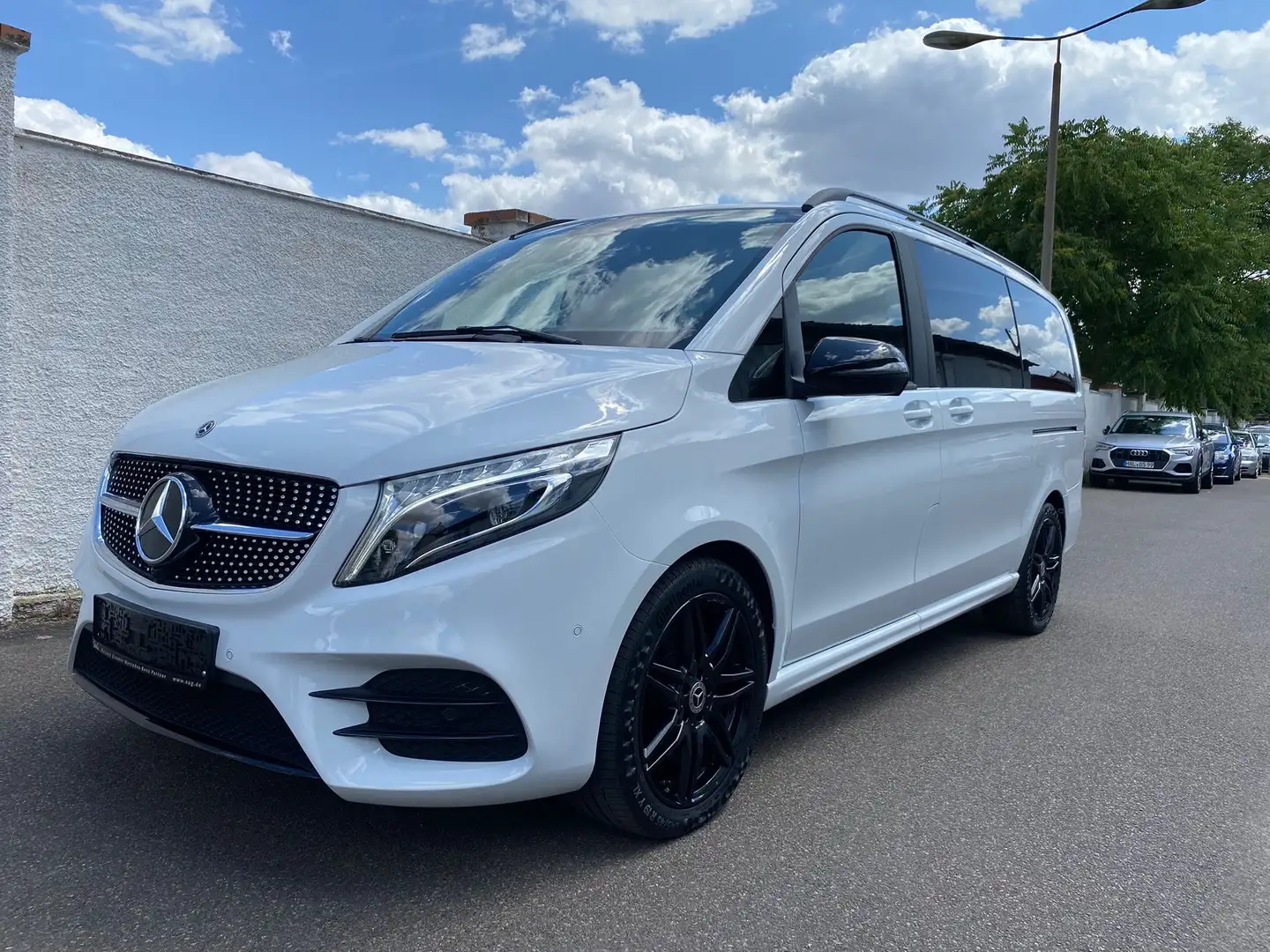 Mercedes-Benz V 300 d lang 9G-TRONIC Edition AMG Line White - 1