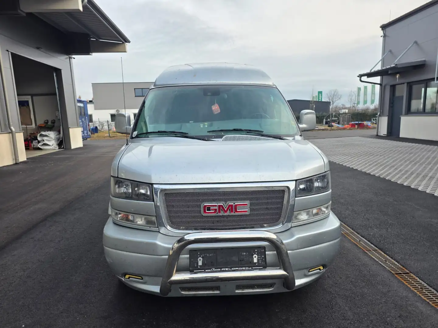 GMC Savana 2019 Last Model 6.0 V8 High Top Luxury Silber - 1