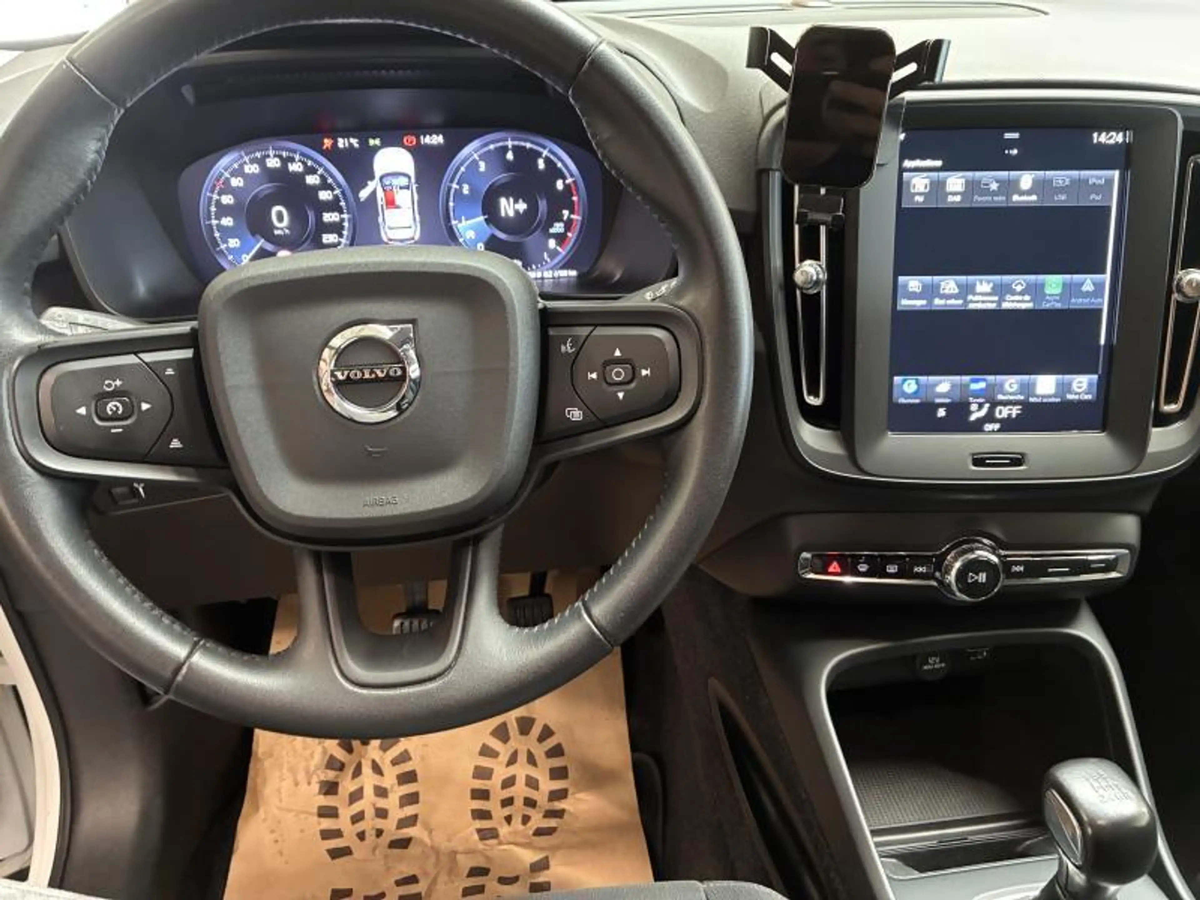Volvo XC40 momentum — photo 9