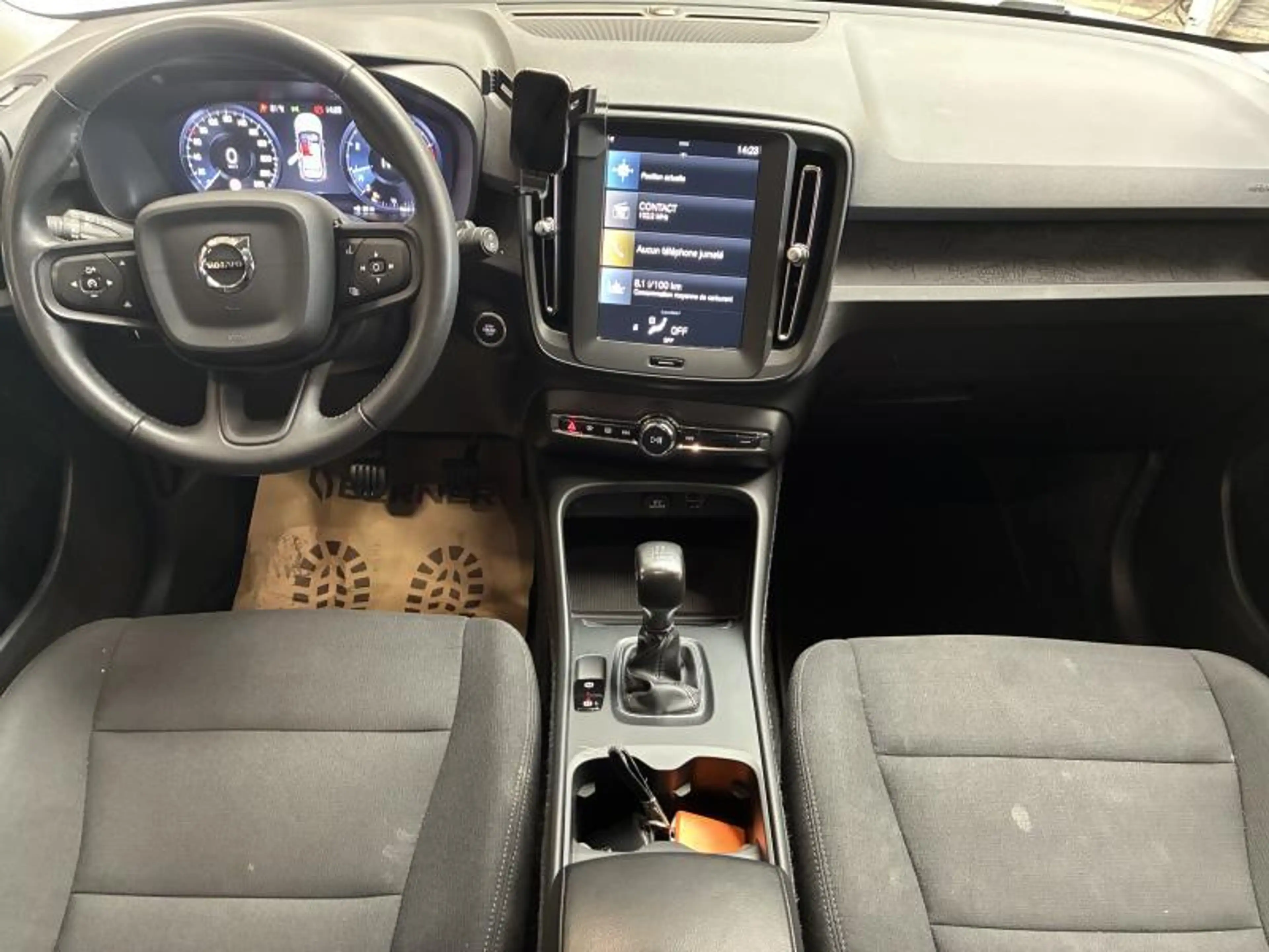 Volvo XC40 momentum — photo 8