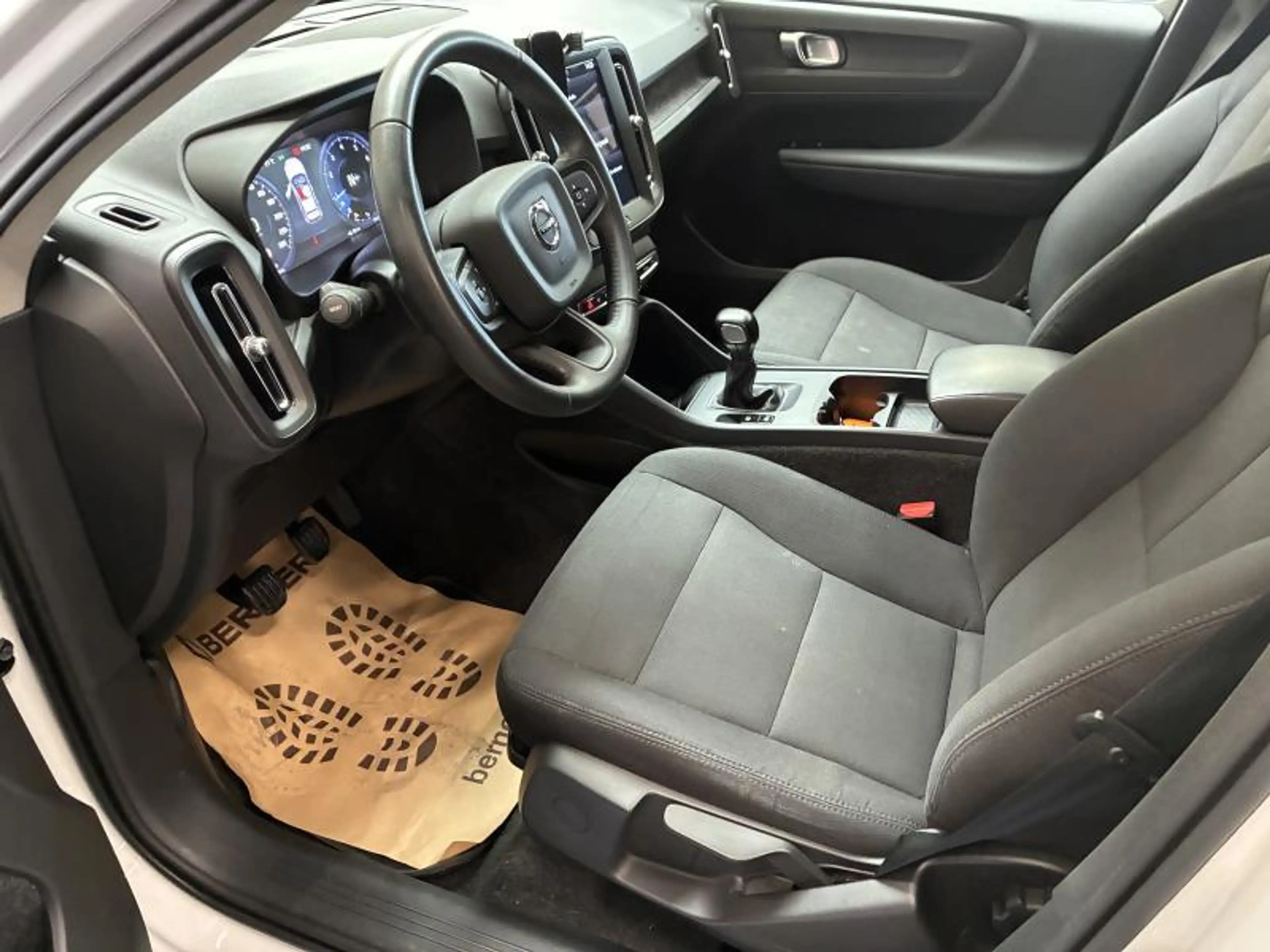 Volvo XC40 momentum — photo 7