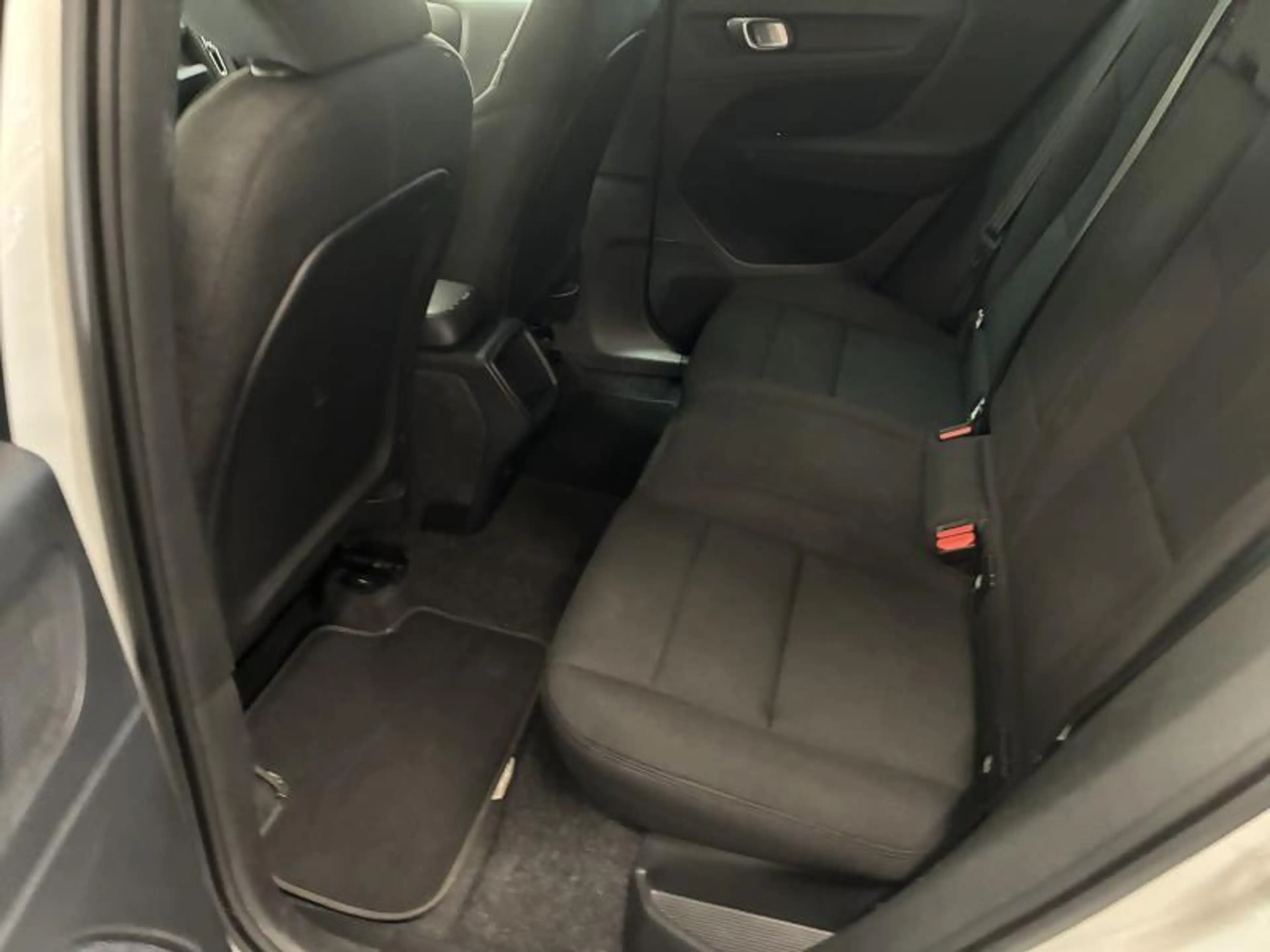 Volvo XC40 momentum — photo 14