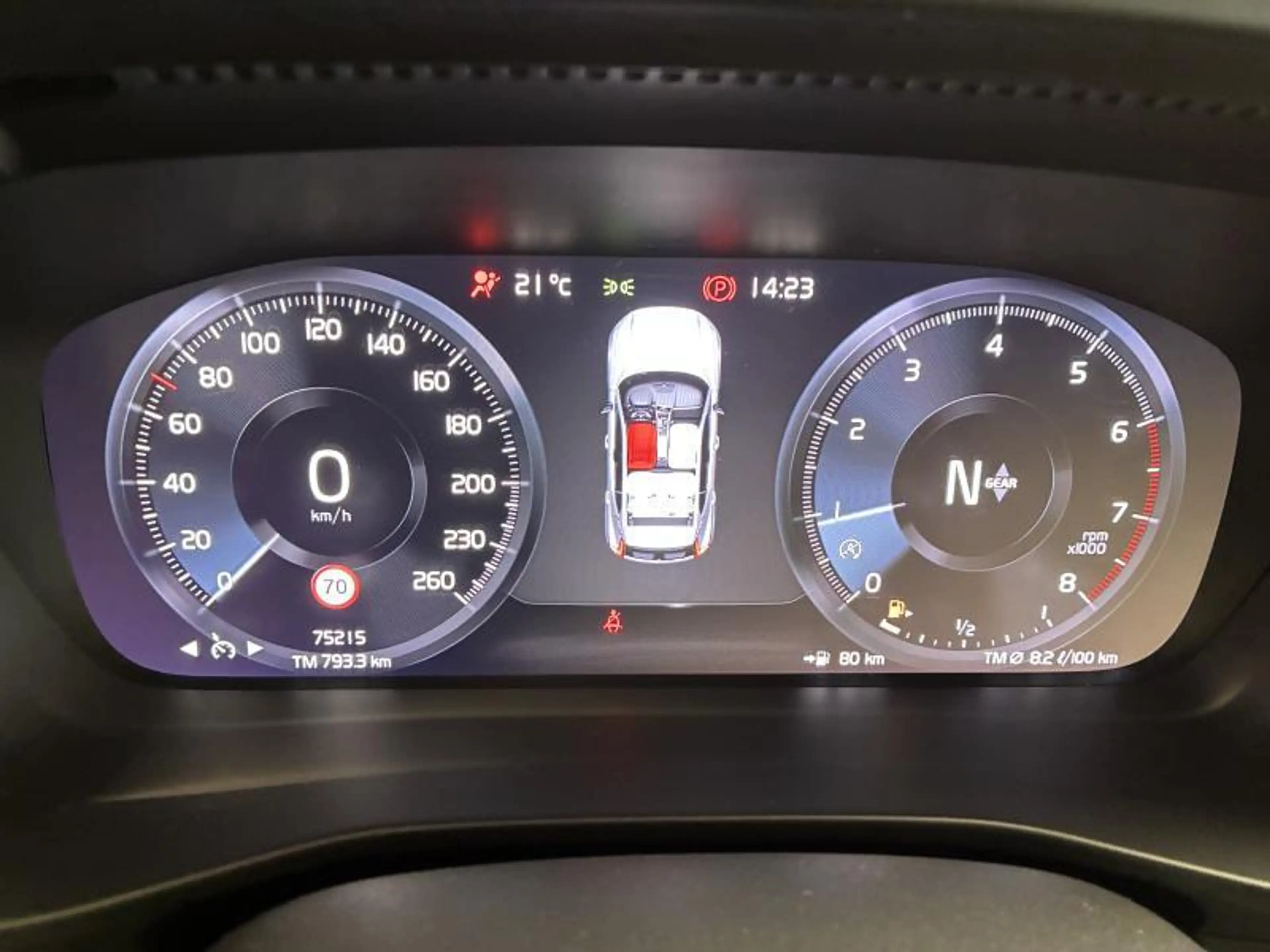 Volvo XC40 momentum — photo 10