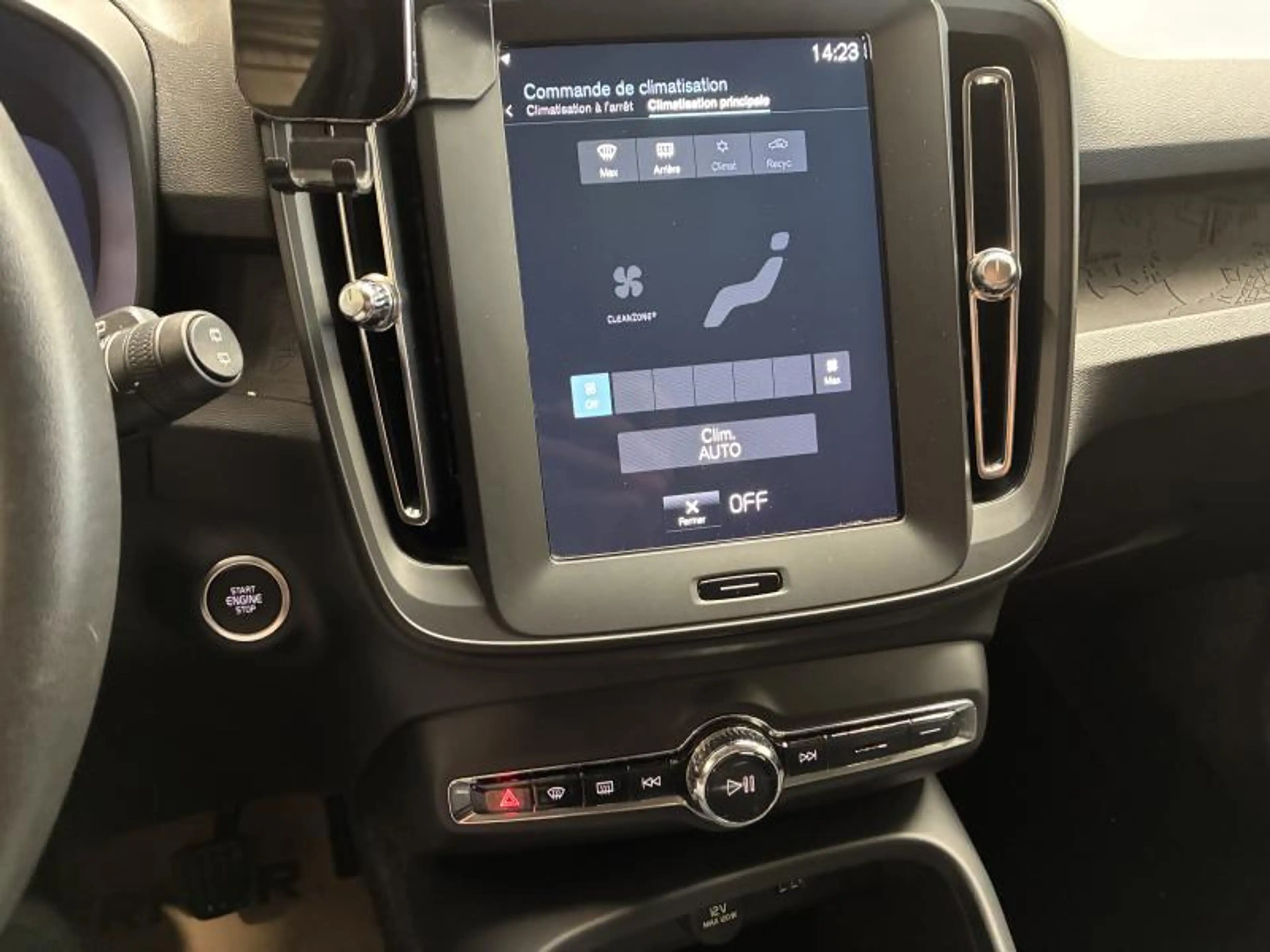 Volvo XC40 momentum — photo 12