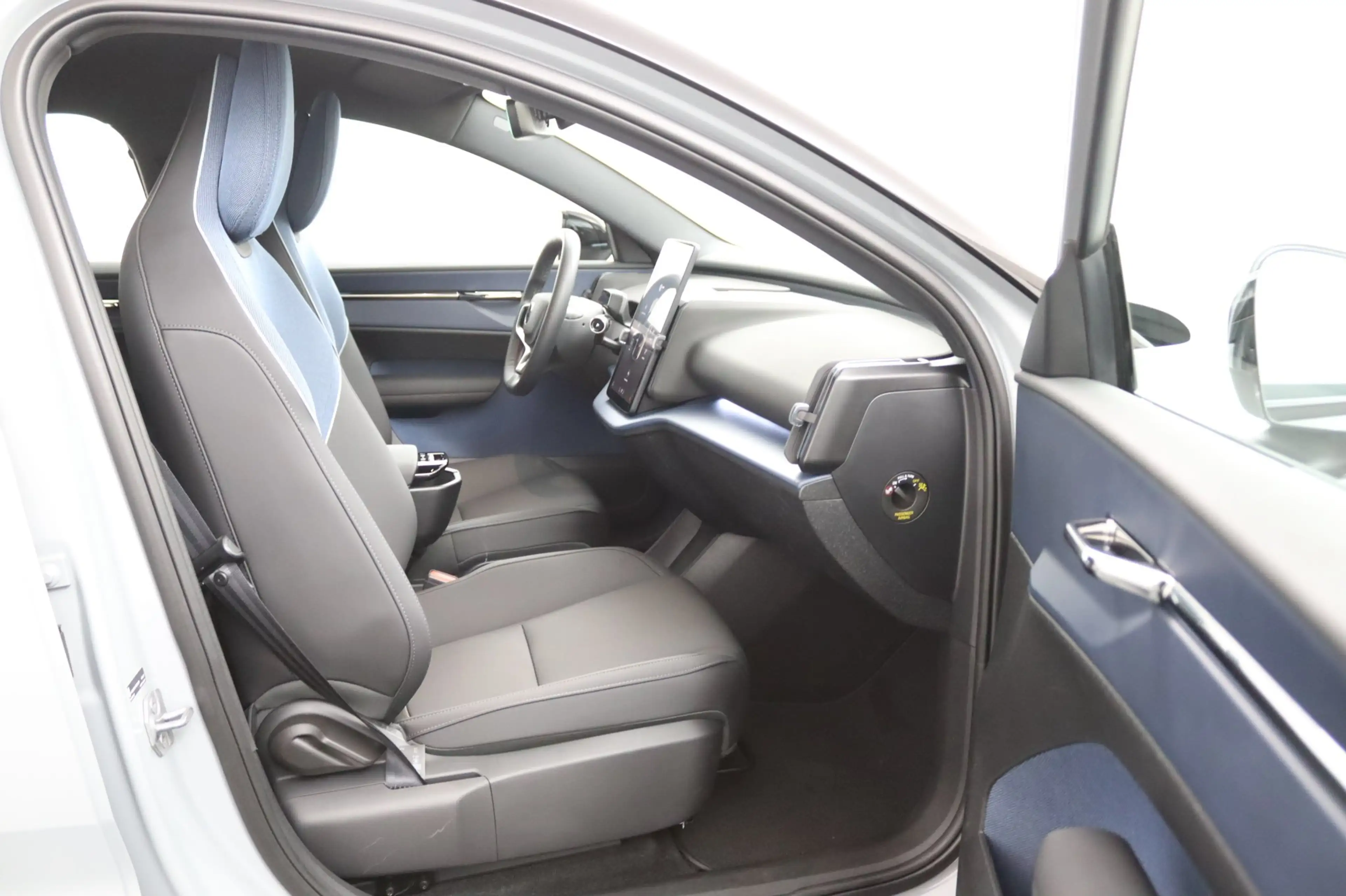 Volvo EX30 Single Motor Extended Range Plus 69 kWh | SoH 97% — photo 9