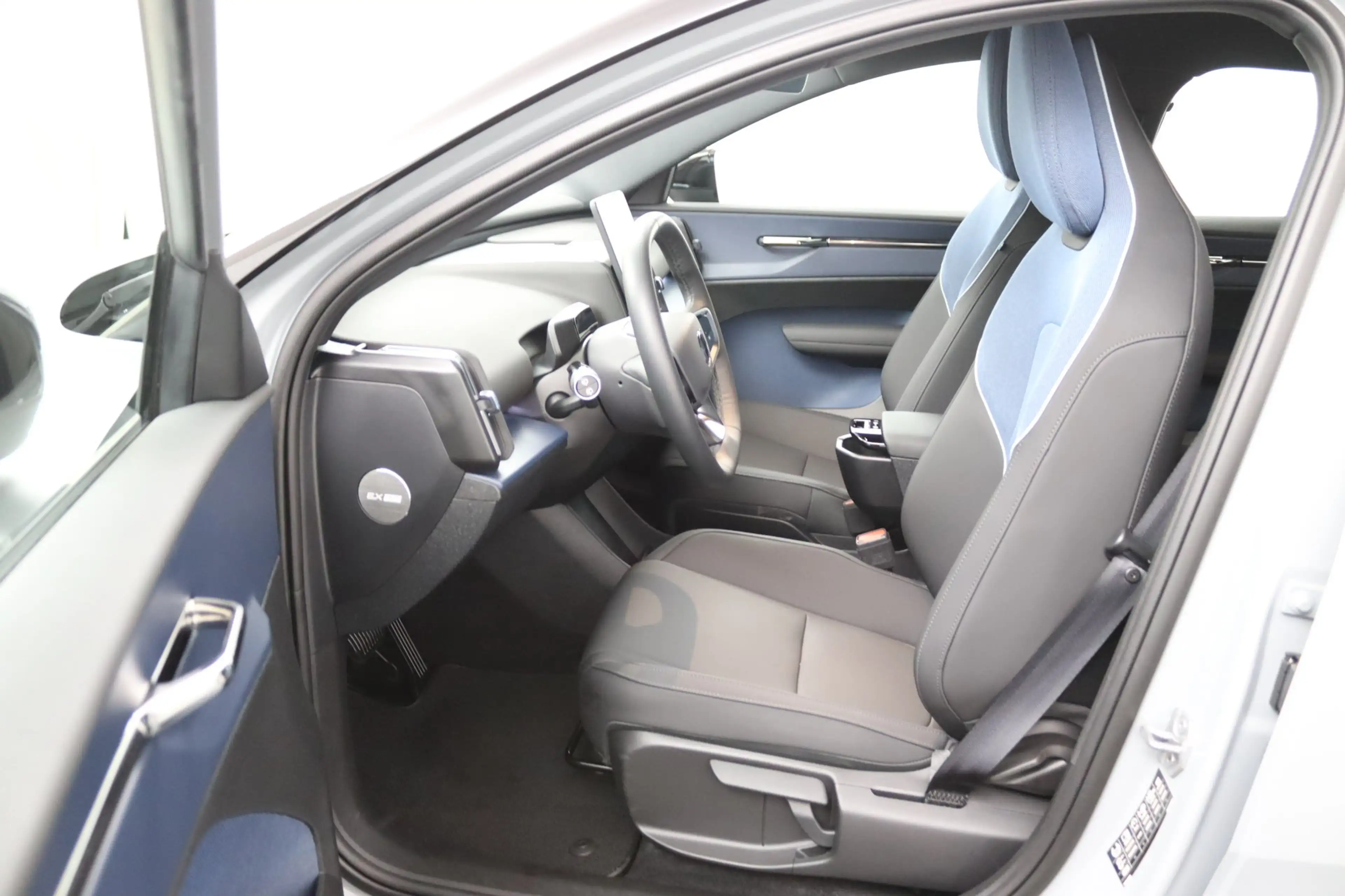 Volvo EX30 Single Motor Extended Range Plus 69 kWh | SoH 97% — photo 8