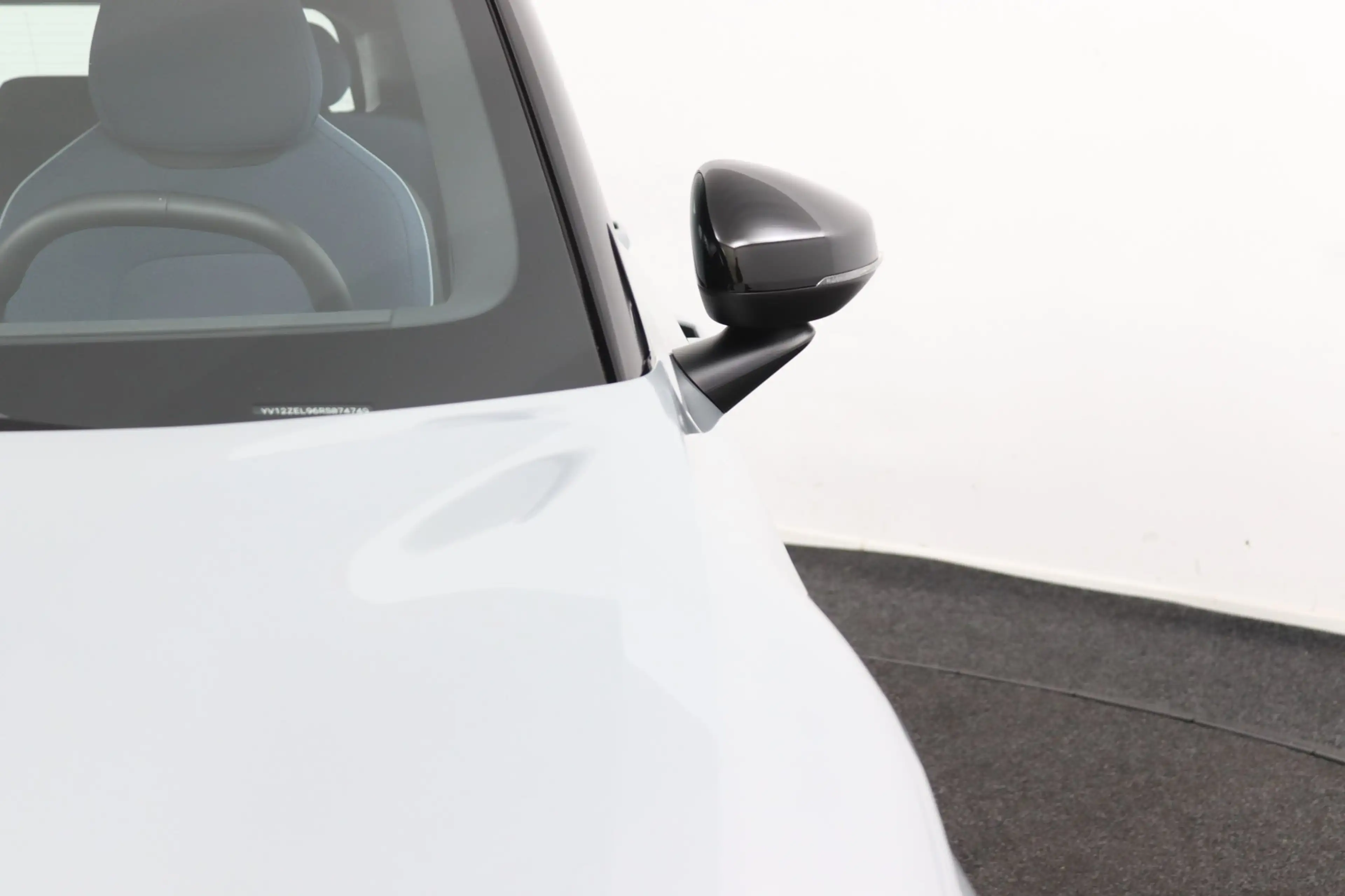 Volvo EX30 Single Motor Extended Range Plus 69 kWh | SoH 97% — photo 36