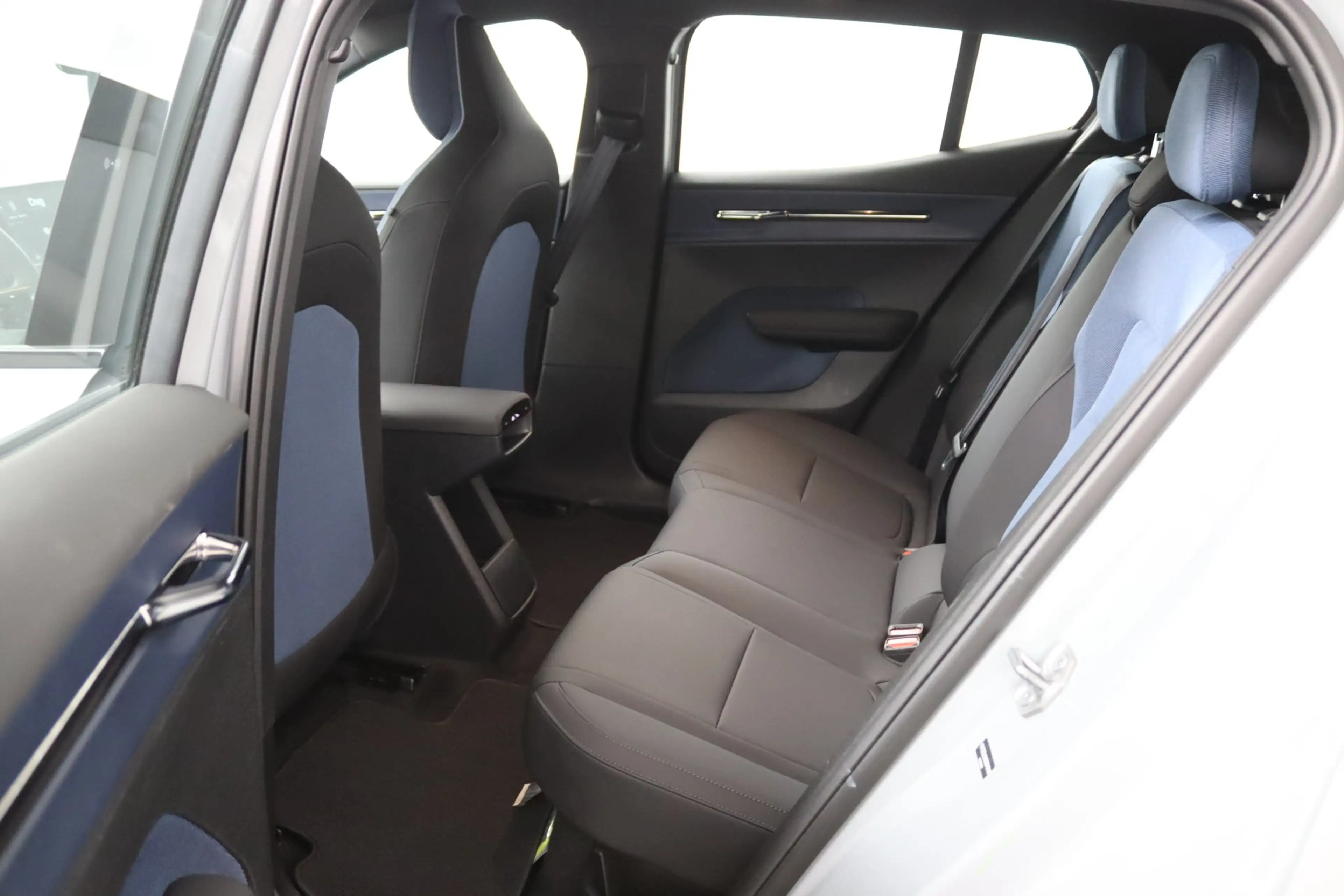 Volvo EX30 Single Motor Extended Range Plus 69 kWh | SoH 97% — photo 11