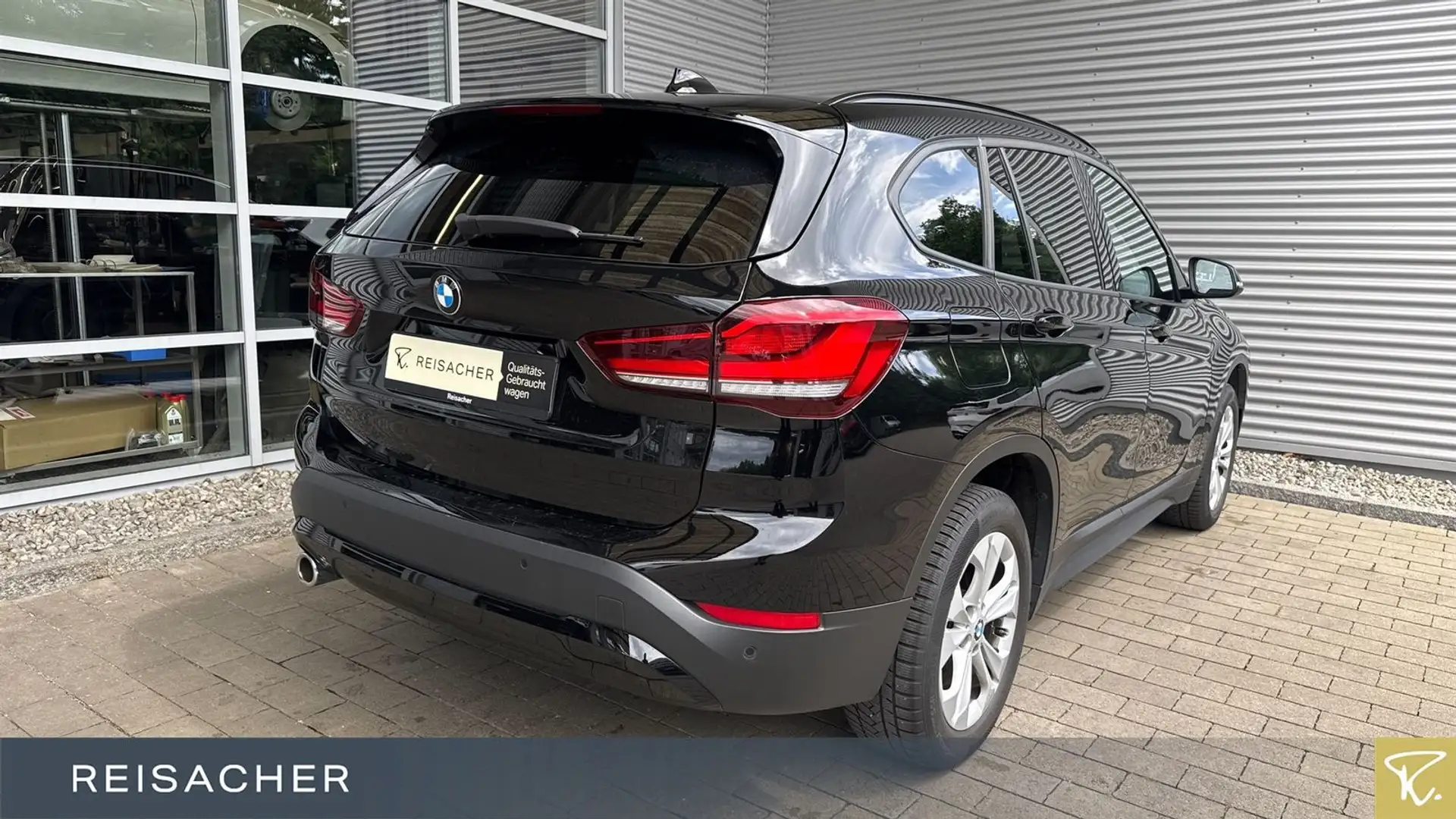 BMW X1 sDrive18iA Advantage Navi LED Pano 17"LM Schwarz - 2
