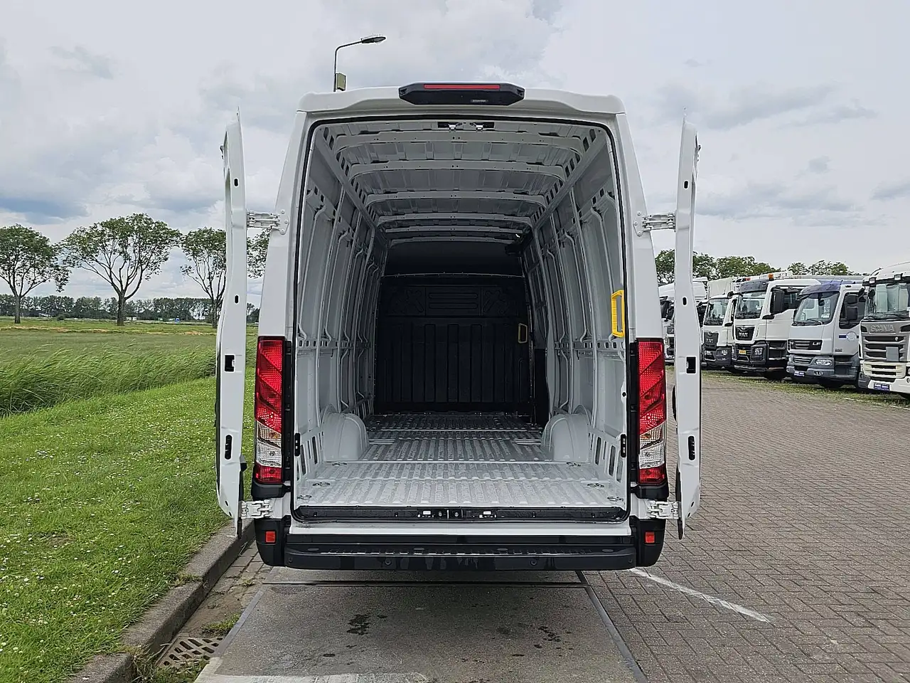 Iveco Daily 2023 — фото 10