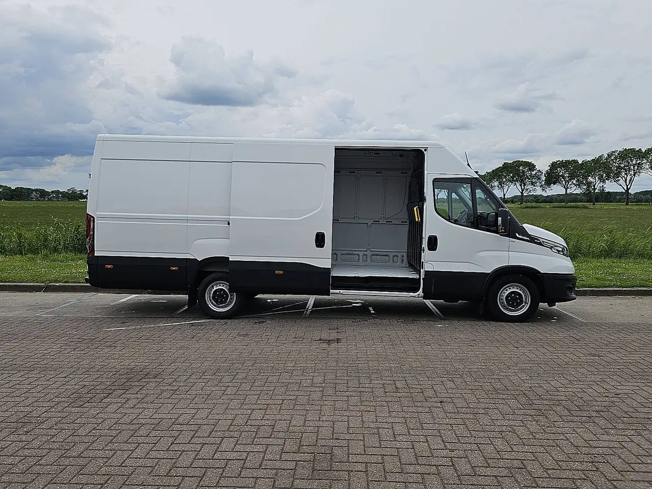 Iveco Daily 2023 — фото 11