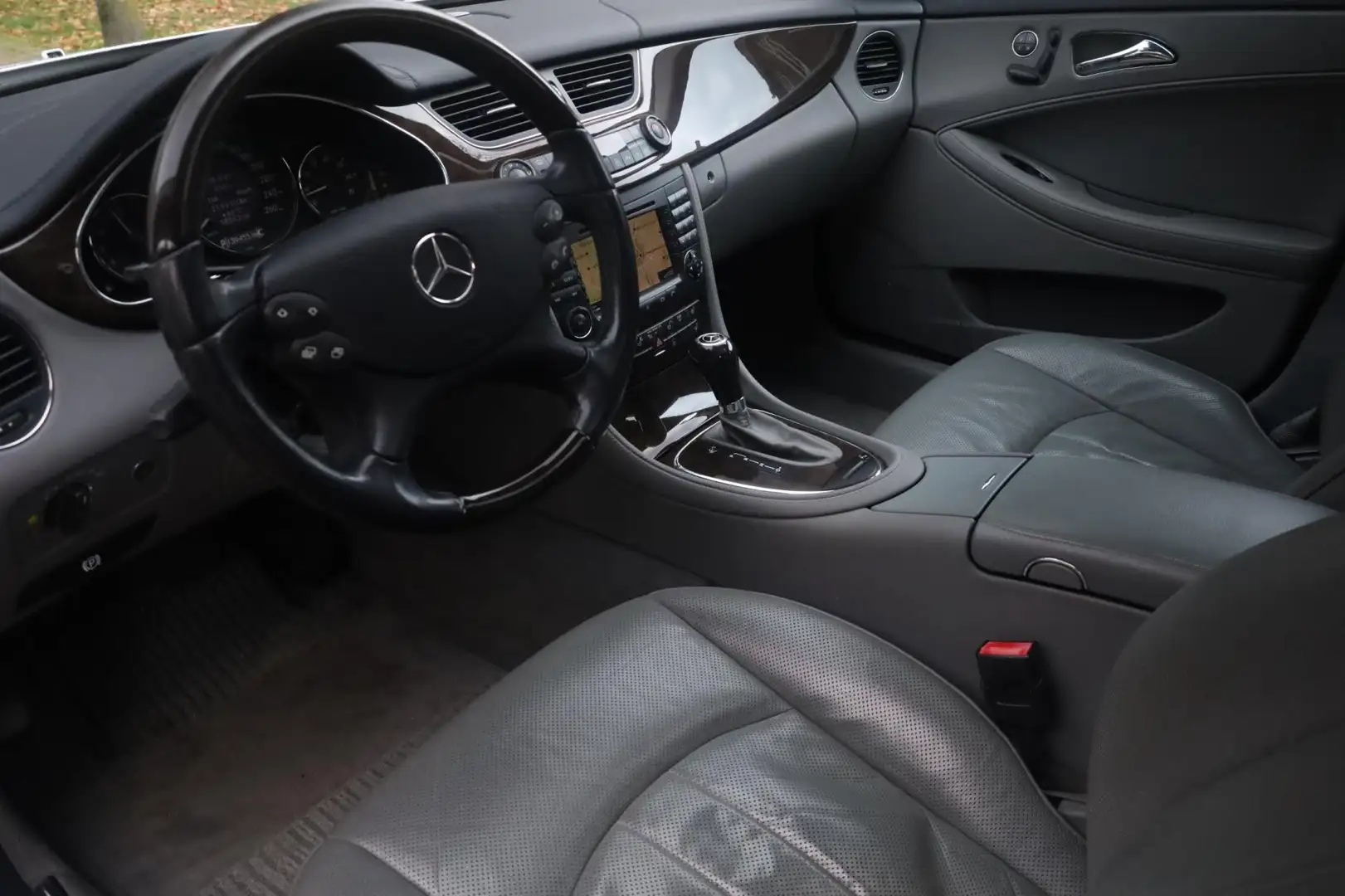 Mercedes-Benz CLS 350 Aut. | AMG-Pakket | Panorama | Stoelverwarming | S Grijs - 2