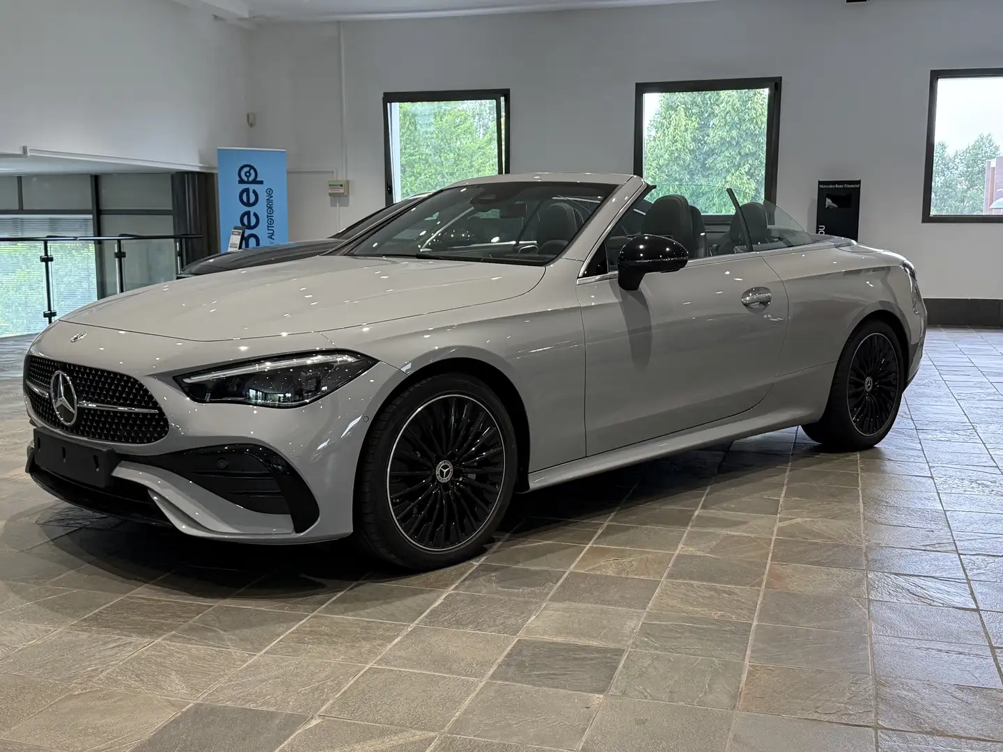 Mercedes-Benz CLE 300 Cabrio AMG Line Advanced 4matic auto Zilver - 1