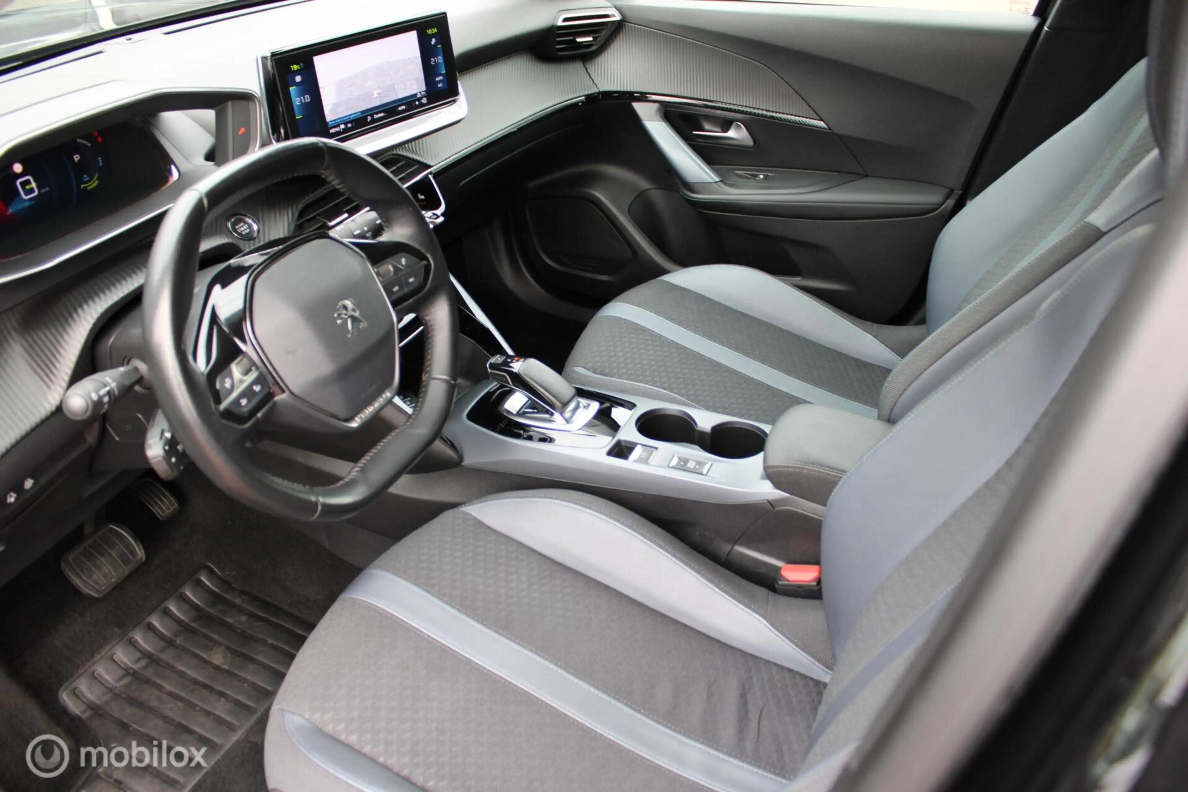Peugeot e-2008 EV Allure 50 kWh, Navi, App connect, Cruise, Clima — photo 12