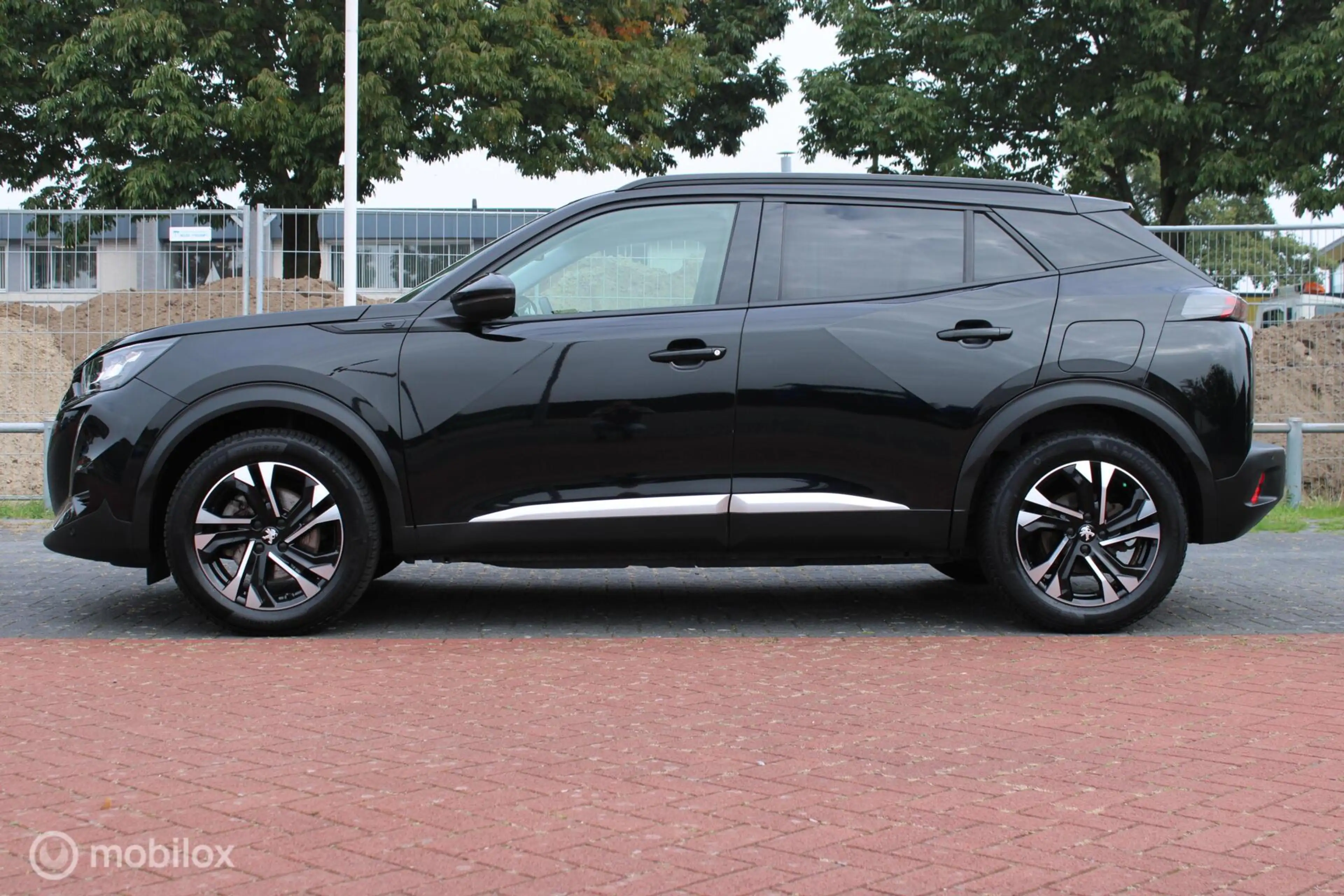 Peugeot e-2008 EV Allure 50 kWh, Navi, App connect, Cruise, Clima — photo 3