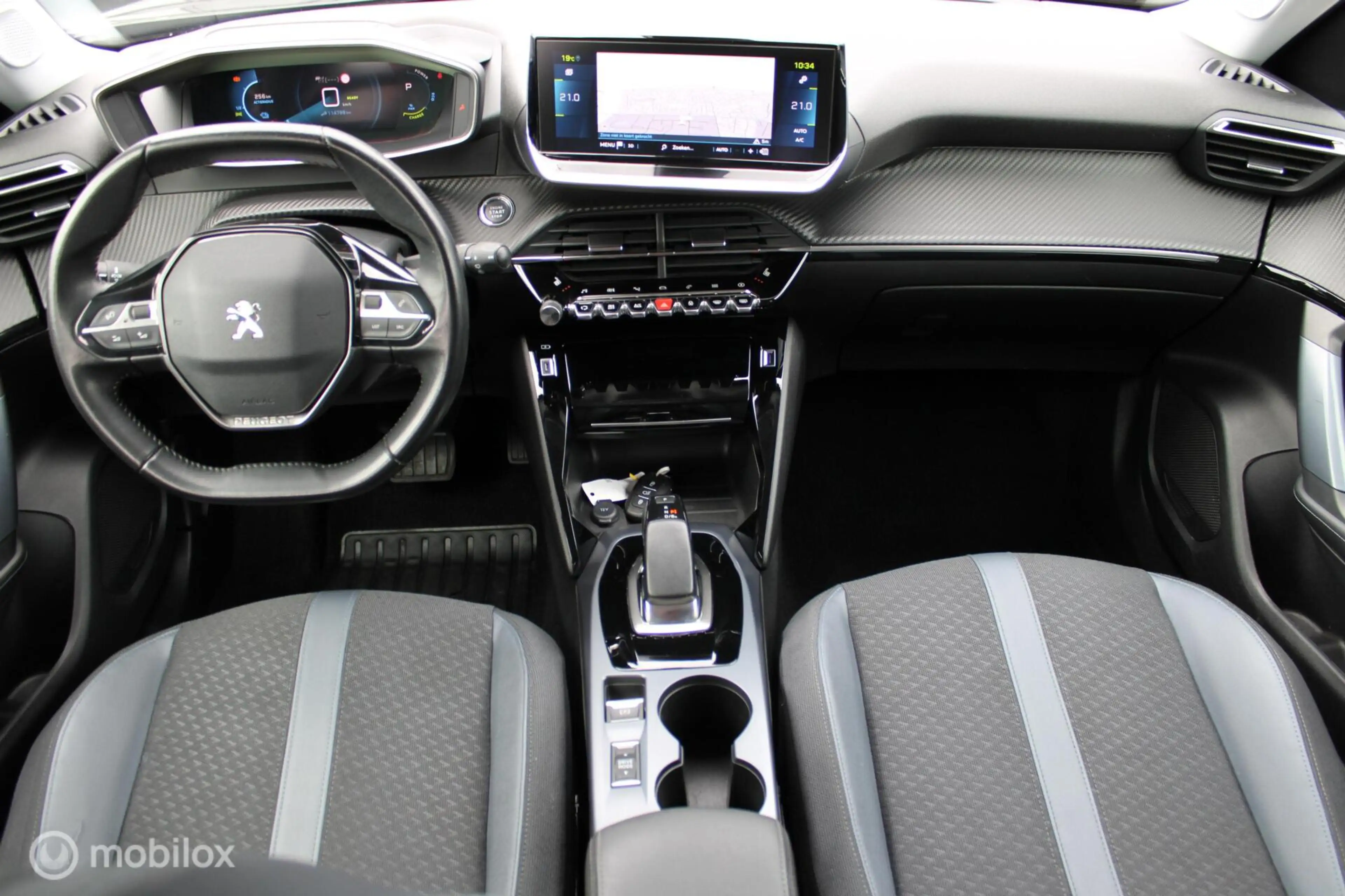 Peugeot e-2008 EV Allure 50 kWh, Navi, App connect, Cruise, Clima — photo 4