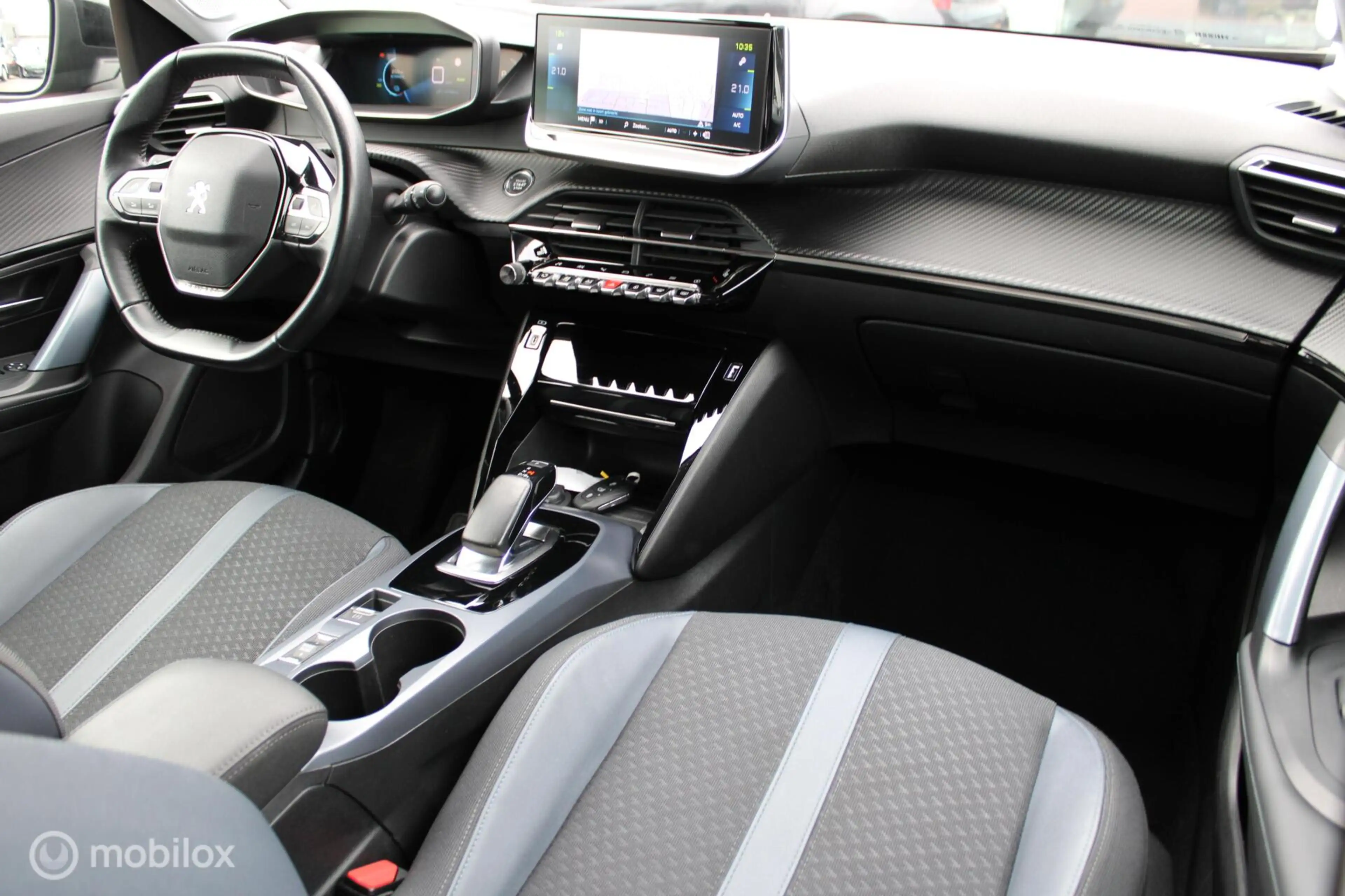 Peugeot e-2008 EV Allure 50 kWh, Navi, App connect, Cruise, Clima — photo 2