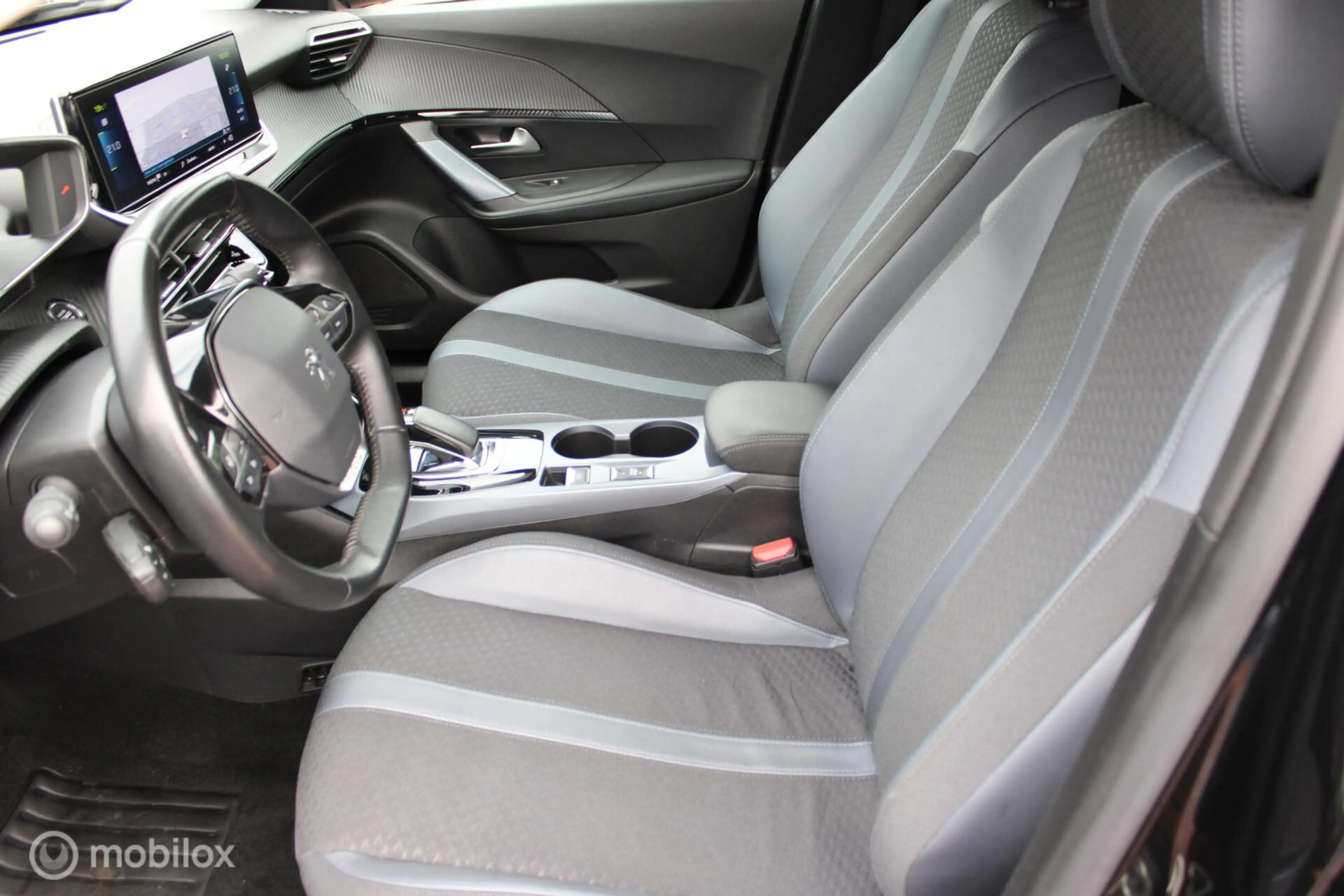 Peugeot e-2008 EV Allure 50 kWh, Navi, App connect, Cruise, Clima — photo 6