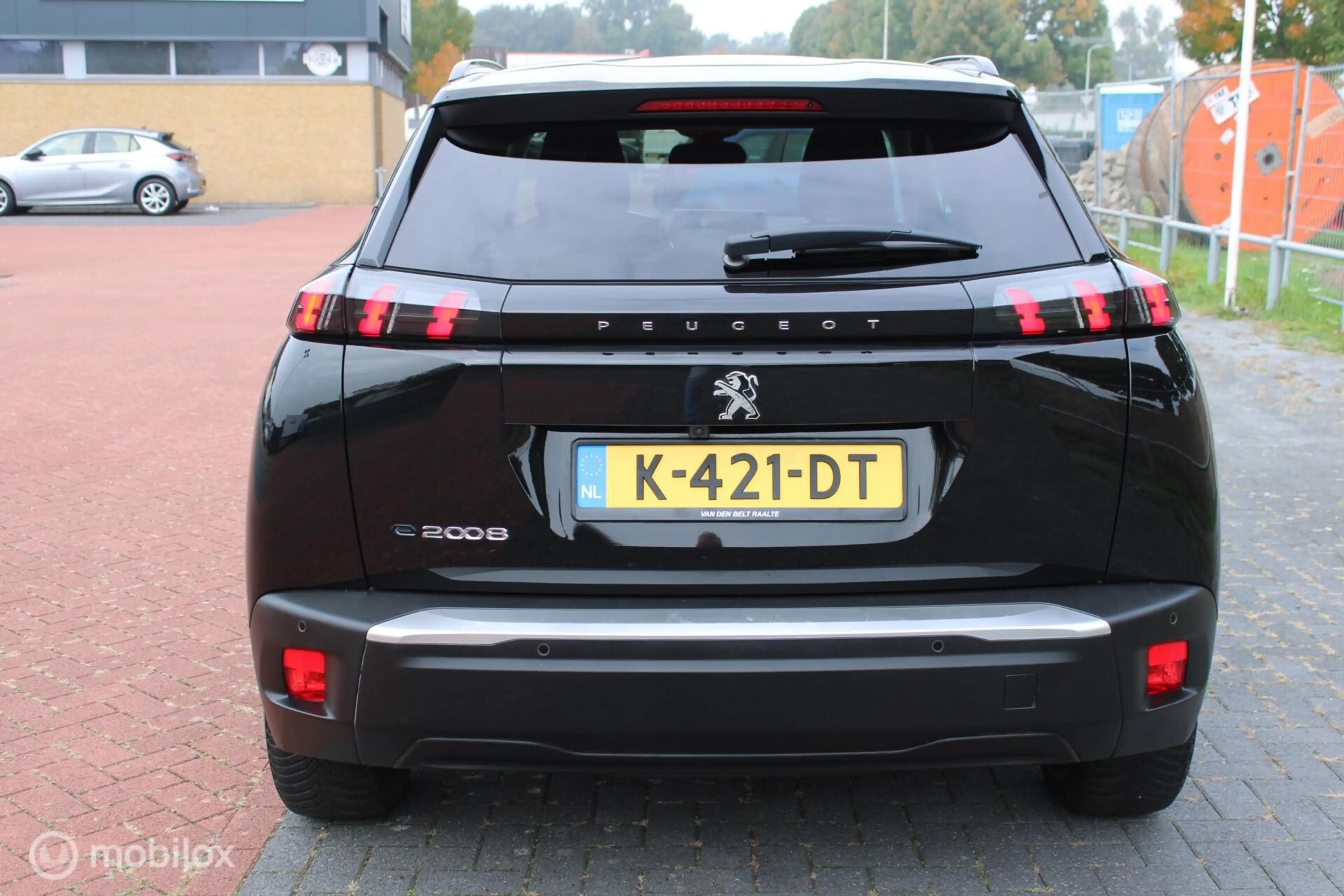 Peugeot e-2008 EV Allure 50 kWh, Navi, App connect, Cruise, Clima — photo 13