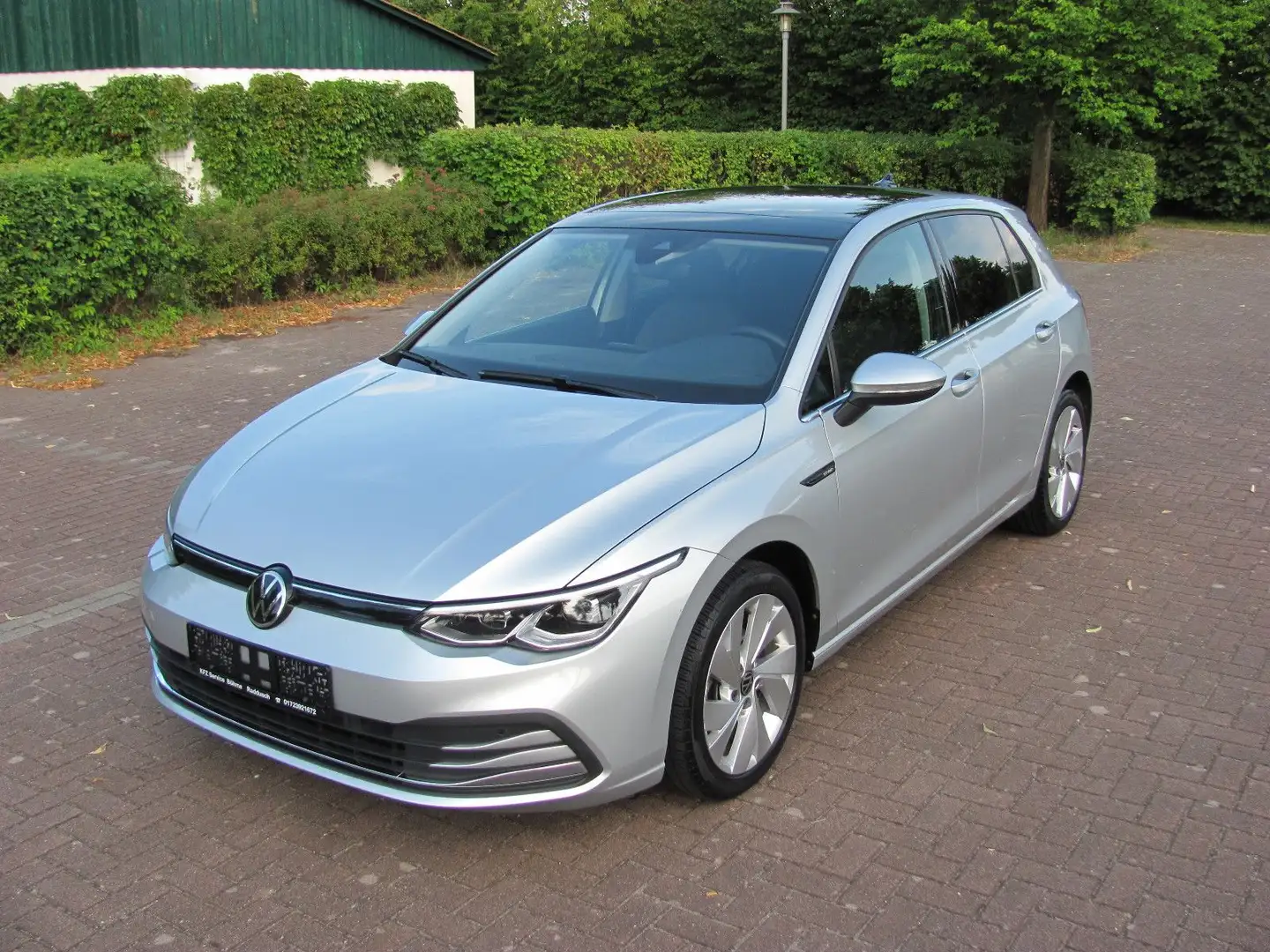 Volkswagen Golf VIII Lim. Style 1,5 eTSI DSG Pano.LED 2xPDC Silber - 1