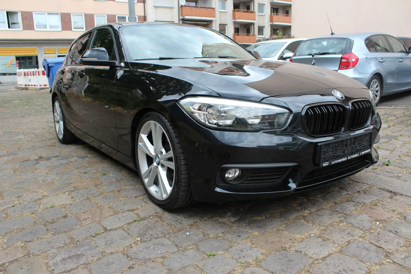 BMW 120 i Advantage Aut. Schwarz - 2