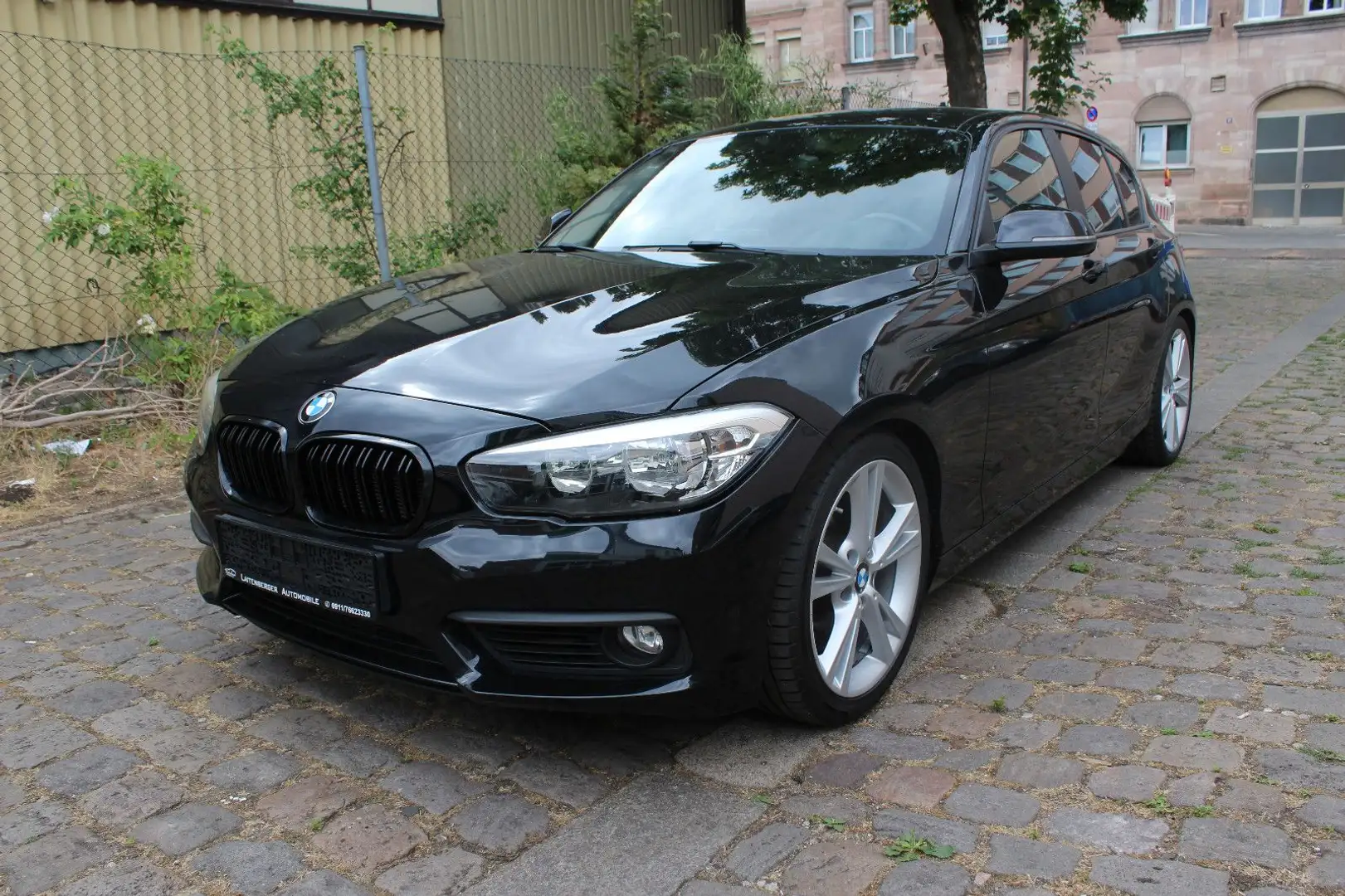 BMW 120 i Advantage Aut. Schwarz - 1