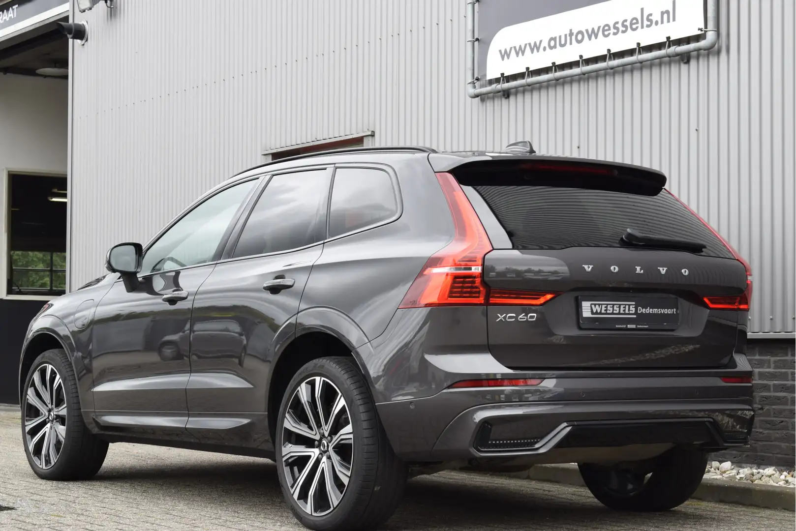 Volvo XC60 2.0 T6 Plug-in hybrid AWD R-Design Panorama, Comfo Grau - 2