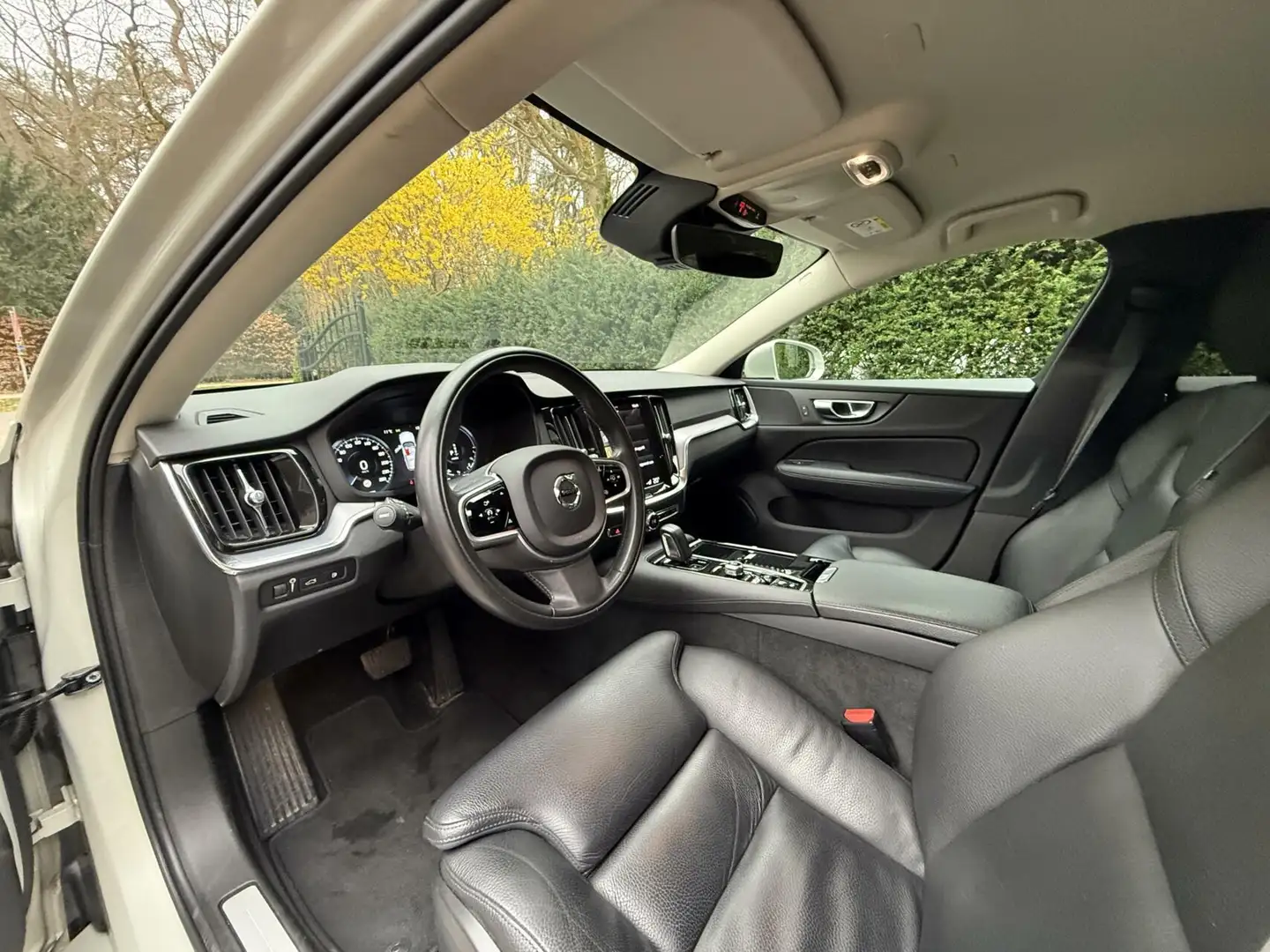 Volvo V60 2.0 T6 Inscription Trekhaak l Carplay l Leer Grijs - 2