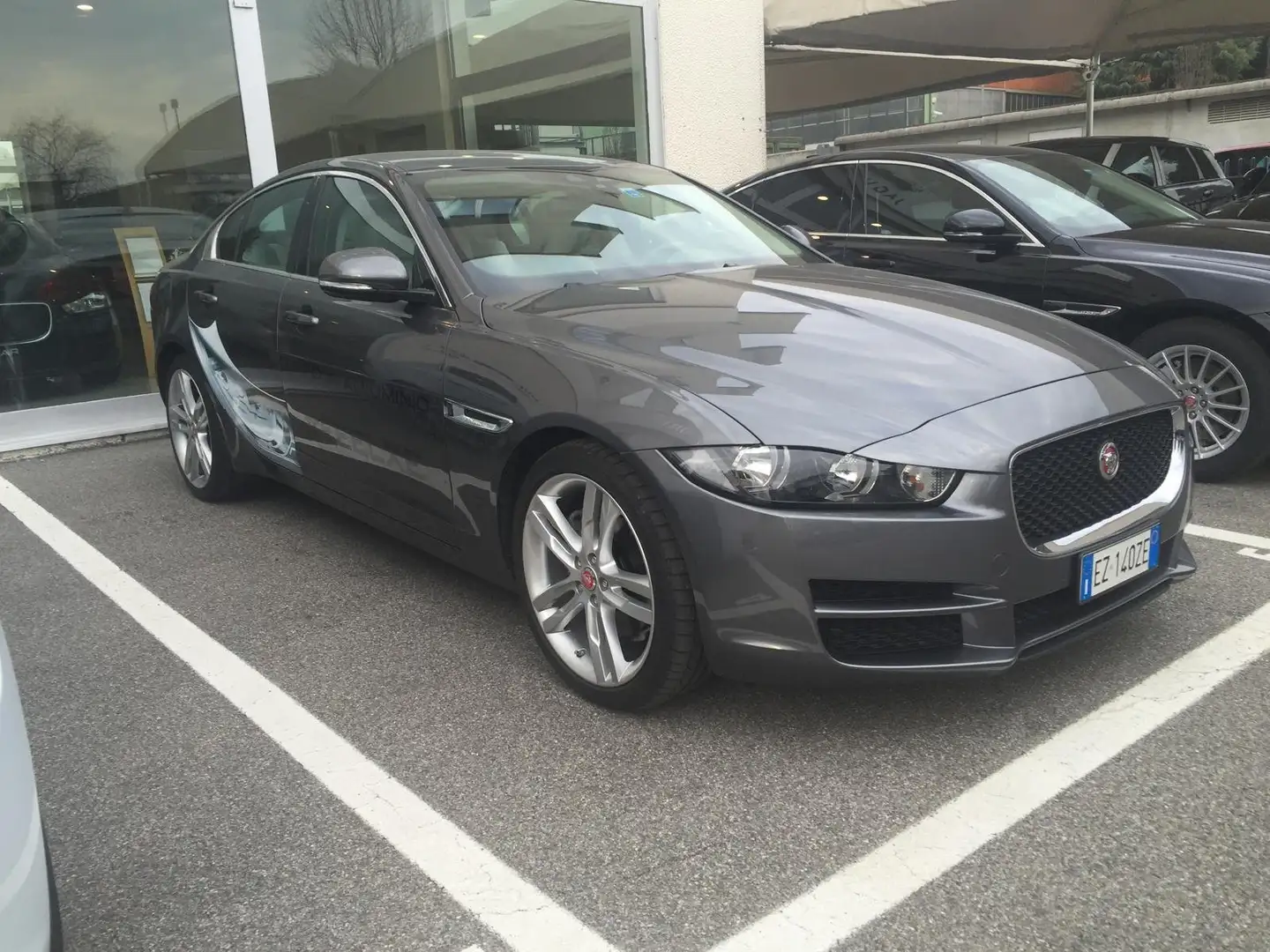 Jaguar XE JAGUAR XE 2,0 180CV- AUTOM.-EURO 6- MOTORE NUOVO Gris - 1