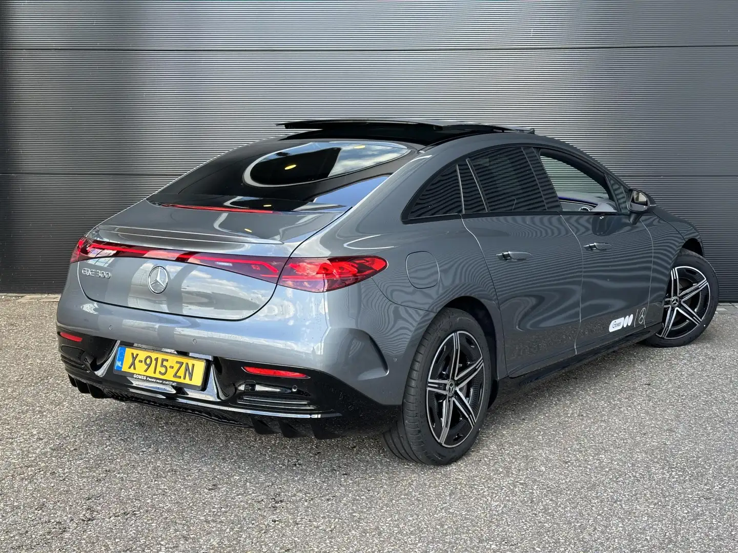 Mercedes-Benz EQE 300 AMG Line | Nightpakket | Panoramadak | 360° Camera Grijs - 2