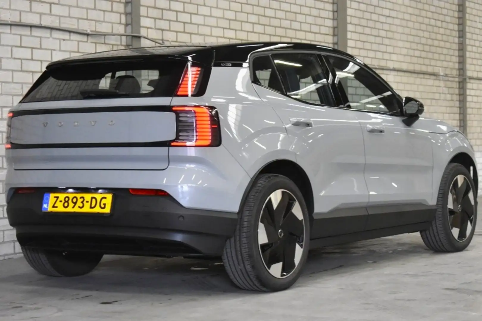 Volvo EX30 Extended Range Plus 69kWh/272pk | Harman/Kardon | Grijs - 2