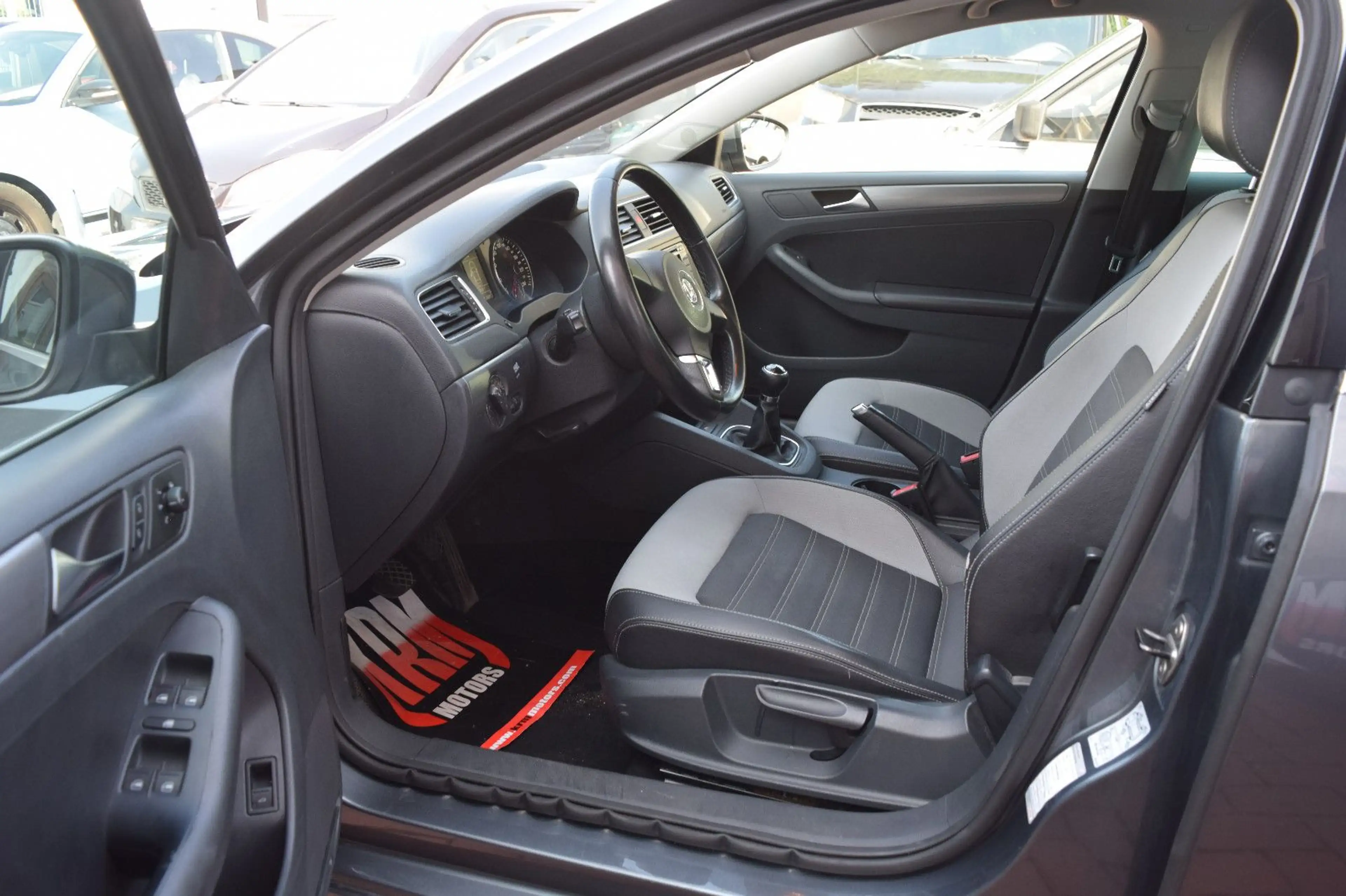 Volkswagen Jetta VI HighlineTÜV NEU,KLIMAAUTOMATIK,NAVI,PDC — photo 9