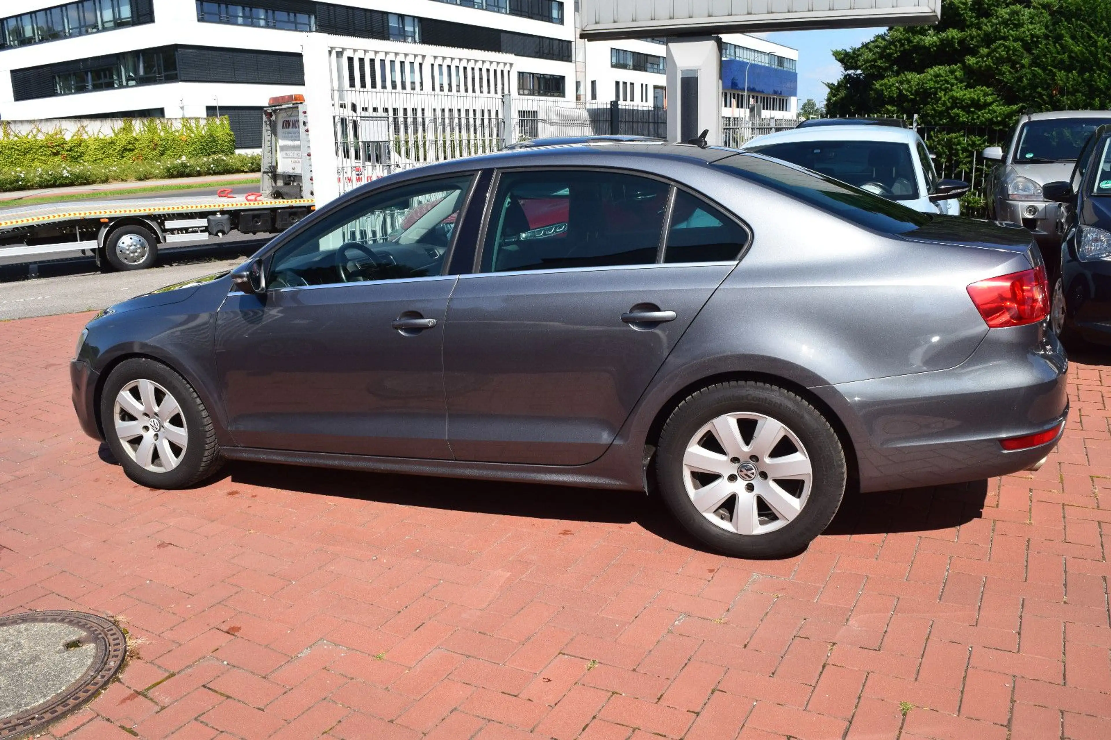 Volkswagen Jetta VI HighlineTÜV NEU,KLIMAAUTOMATIK,NAVI,PDC — photo 4