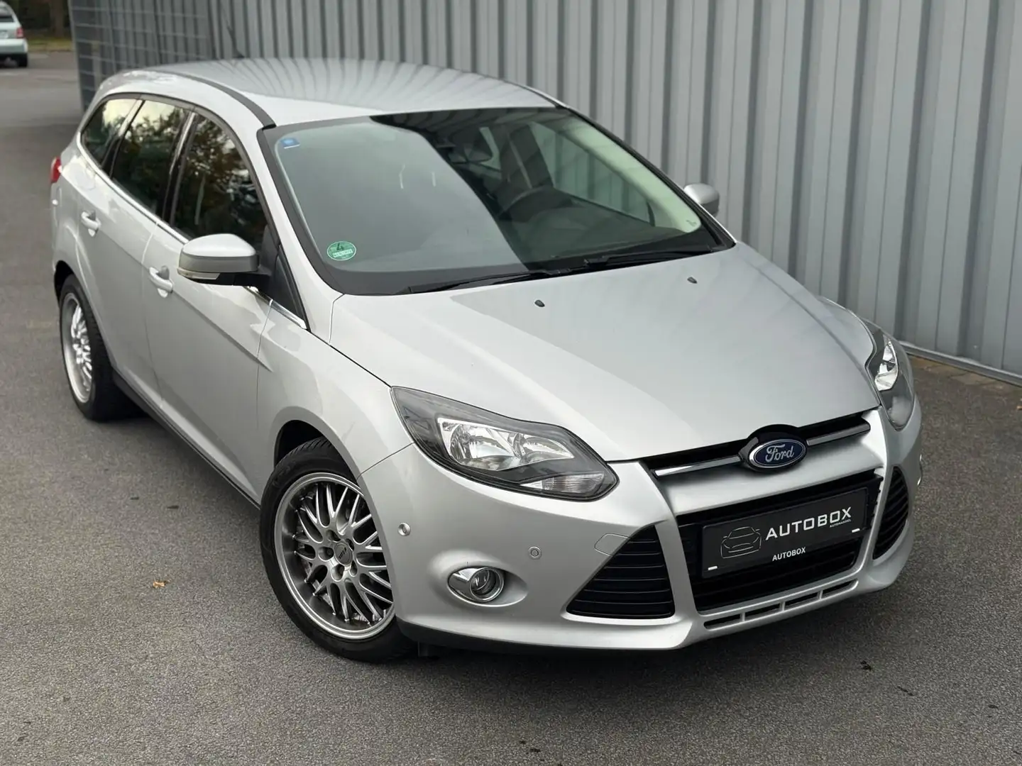 Ford Focus Turnier 1,6 TDCi Titanium*NAVI* Silber - 1