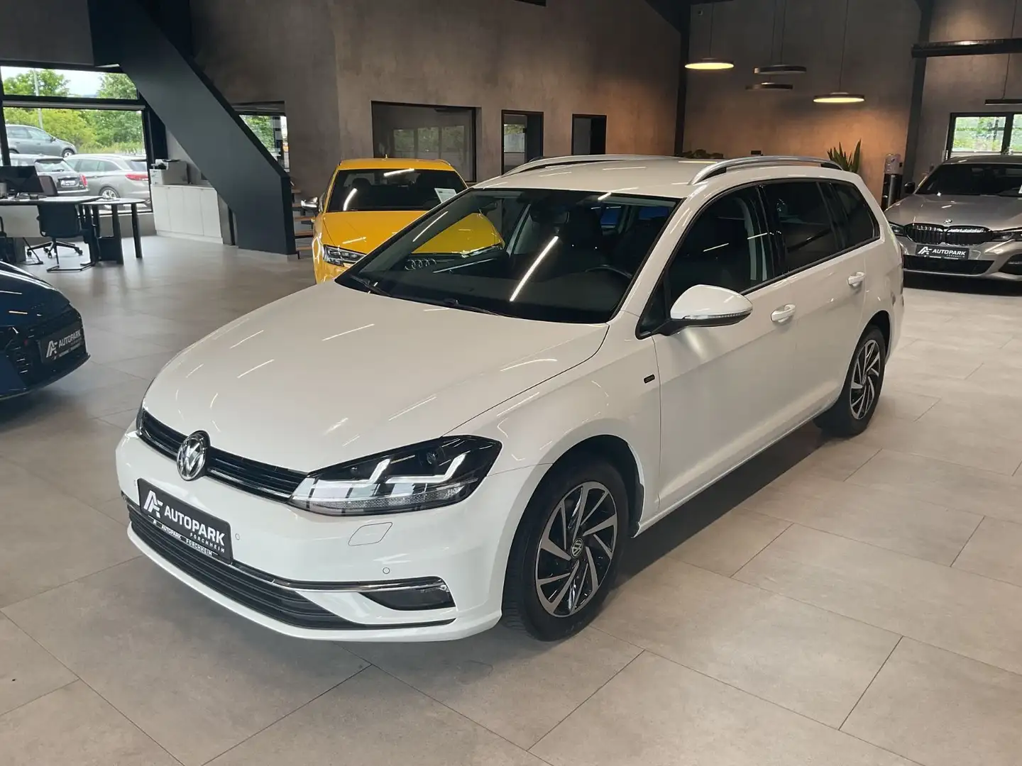 Volkswagen Golf VII Var. 1.6 TDI DSG Join LED Navi Sitzh. Weiß - 1