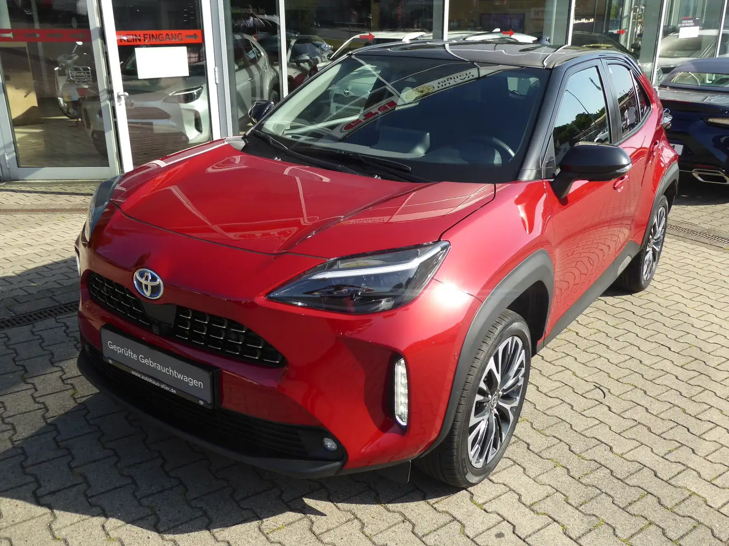 Toyota Yaris Cross 4x4 Adventure + Safety + JBL + Panoramadach Rot - 1