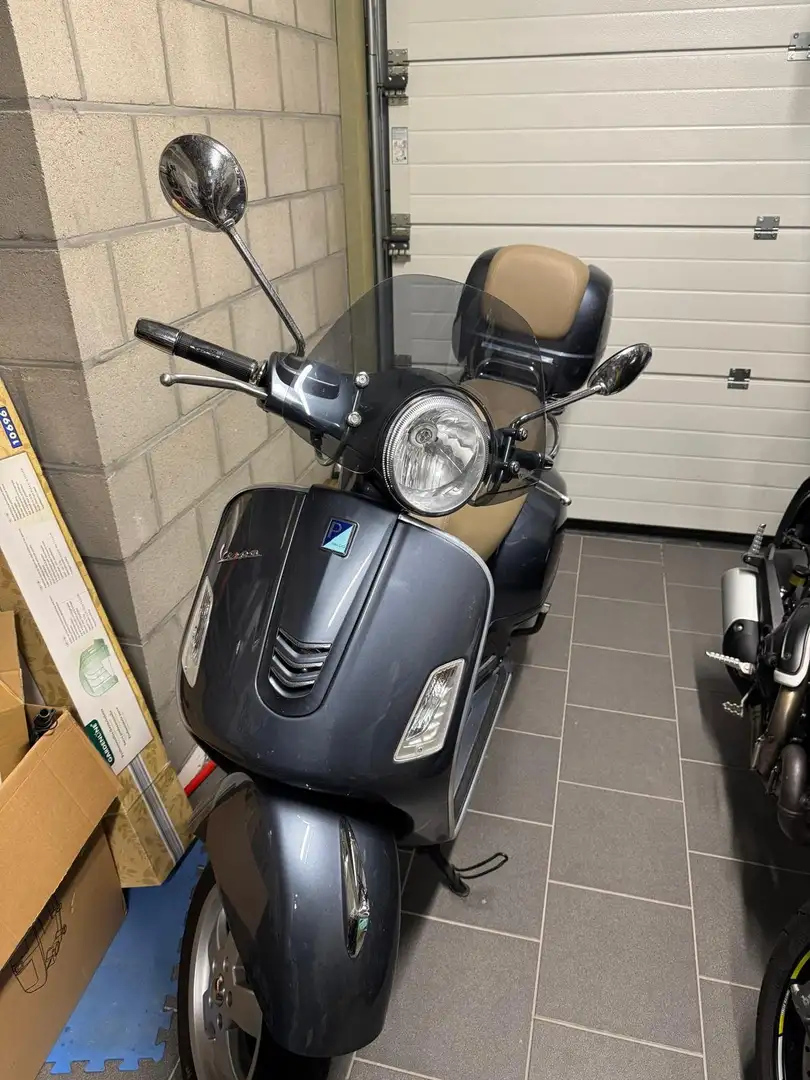 Vespa GTS 300 Piaggio GTS 300 Silver - 1