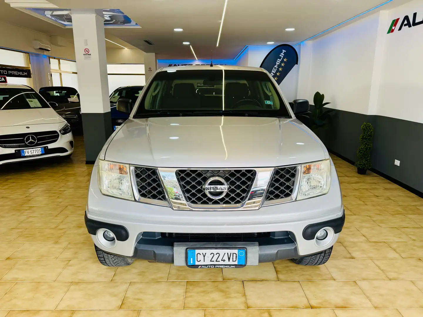 Nissan Navara 2.5 dCi 4 Porte Double Cab 174Cv Autom - Perfetto! Gris - 2