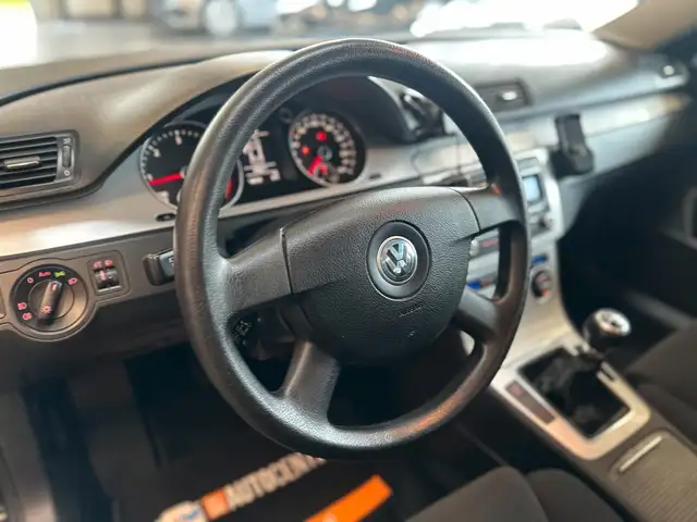 Volkswagen Passat view 14