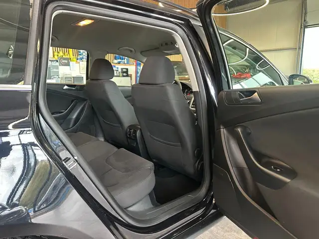 Volkswagen Passat view 28