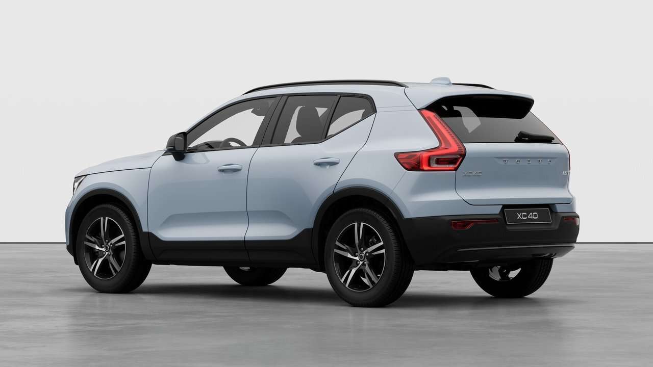 2026 Volvo XC40 Core (Dark Theme) alt 2